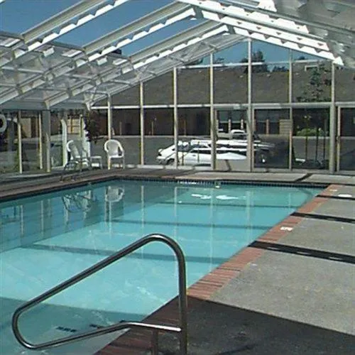 Swimming pool in Brookings Inn Resort