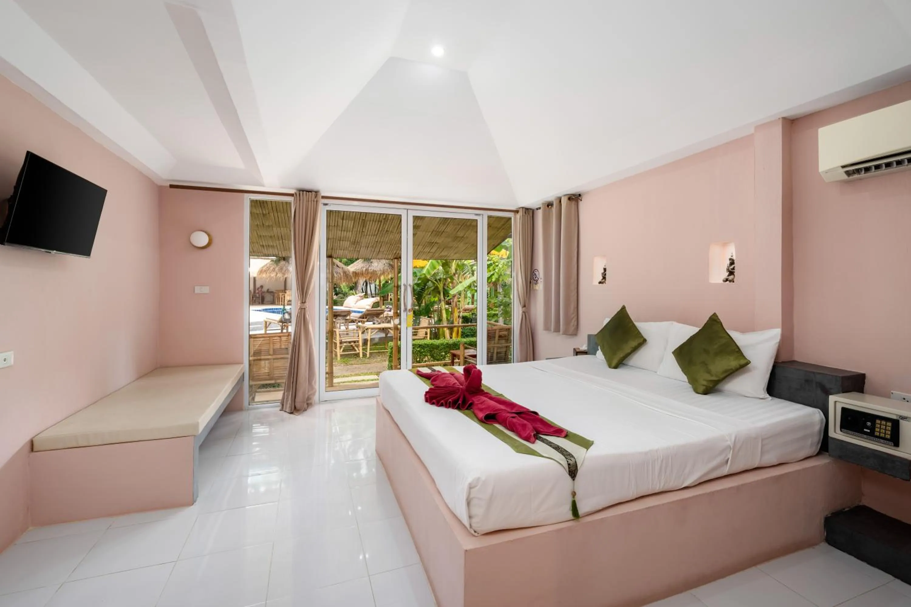 Communal lounge/ TV room, Bed in Avocado Koh Samui