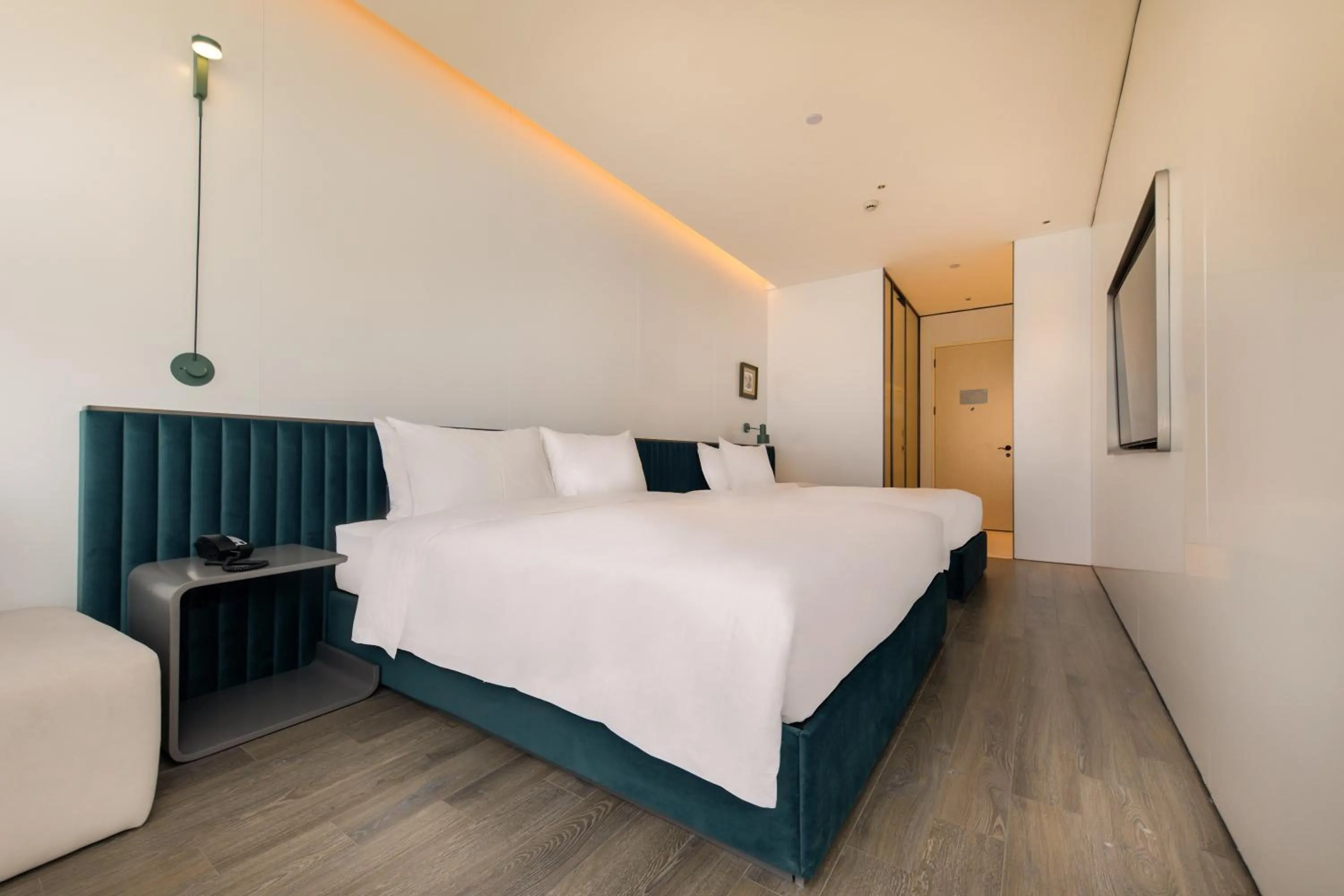 Photo of the whole room, Bed in Shanghai Autoongo Bund Hotel