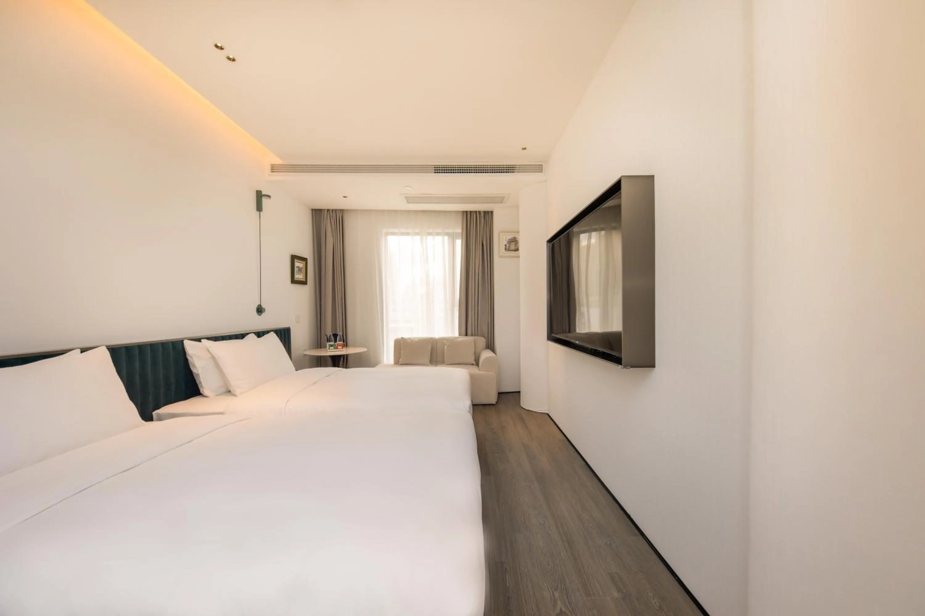 Photo of the whole room, Bed in Shanghai Autoongo Bund Hotel