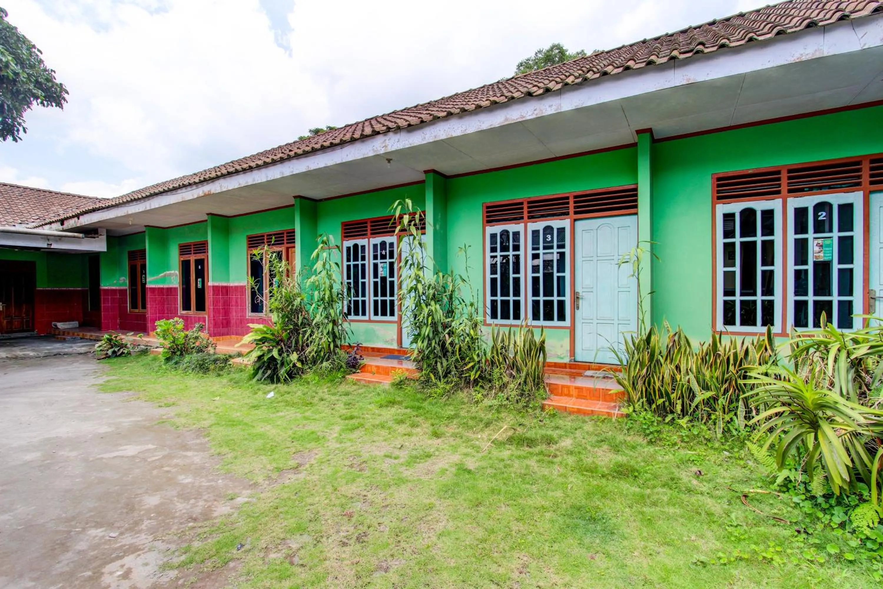 Facade/entrance in Hotel O Pondok Wisata Kurniawan 2NearWonogondang Camp ( Bumi Perkemahan Wonogondang )