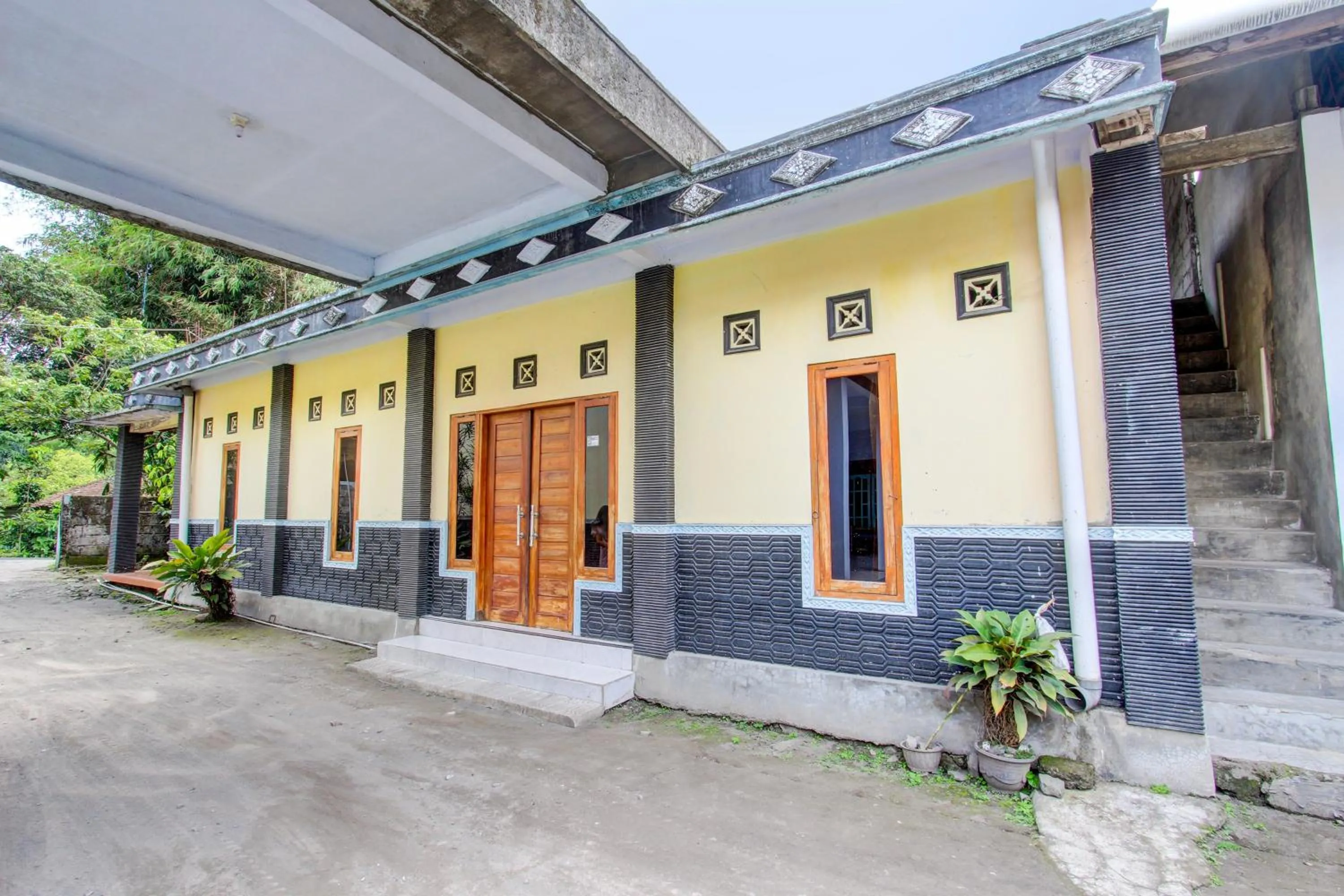 Lobby or reception in Hotel O Pondok Wisata Kurniawan 2NearWonogondang Camp ( Bumi Perkemahan Wonogondang )