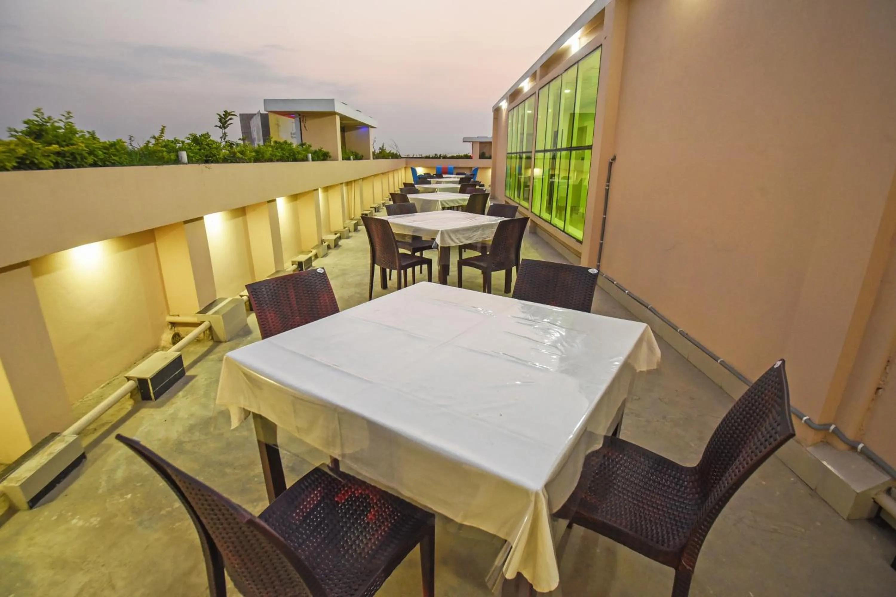 Restaurant/places to eat in Hotel Ali Plaza