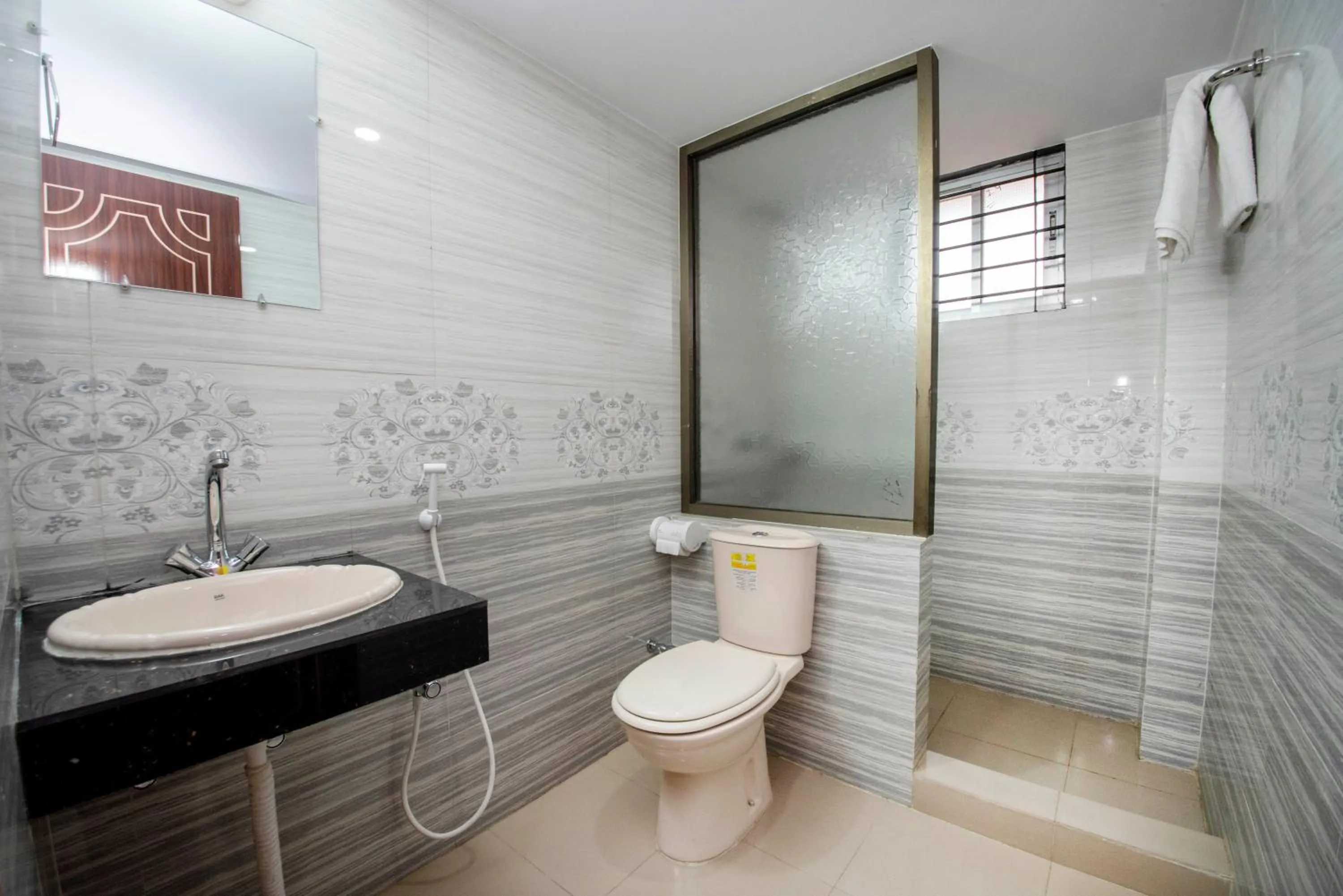 Toilet in Hotel Ali Plaza