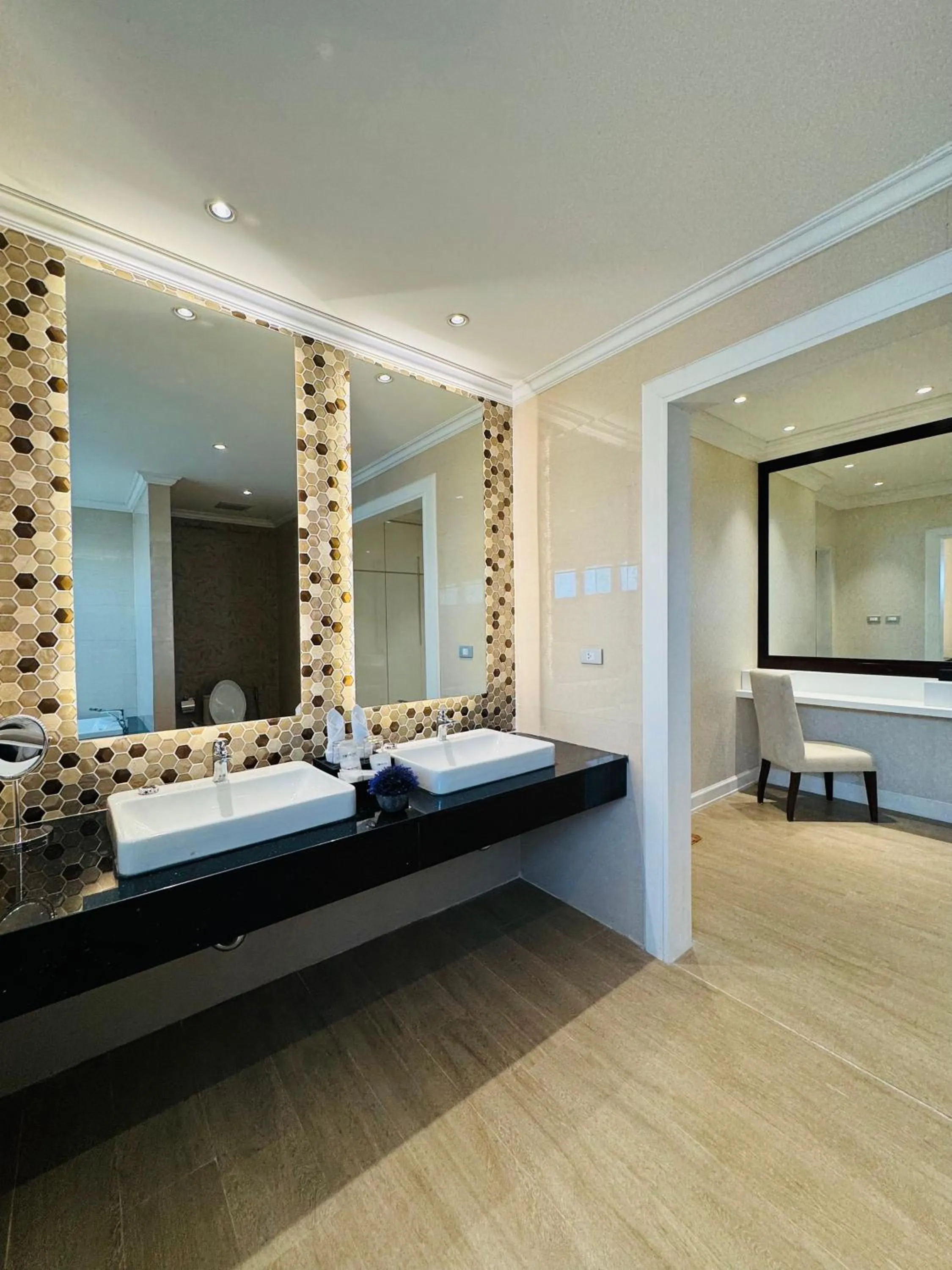 Bathroom, Bed in Mintra Hotel Vientiane