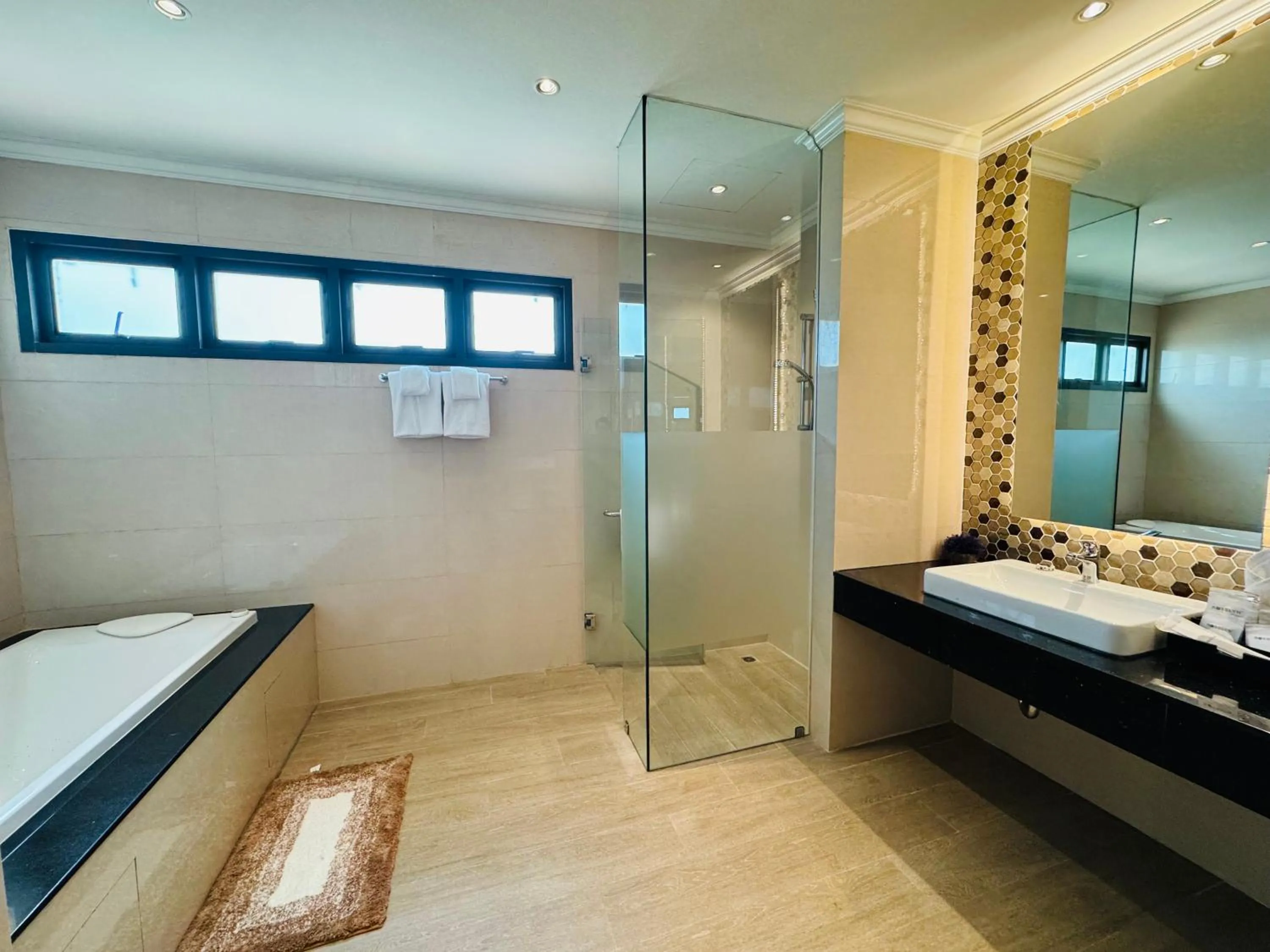 Bathroom, Bed in Mintra Hotel Vientiane