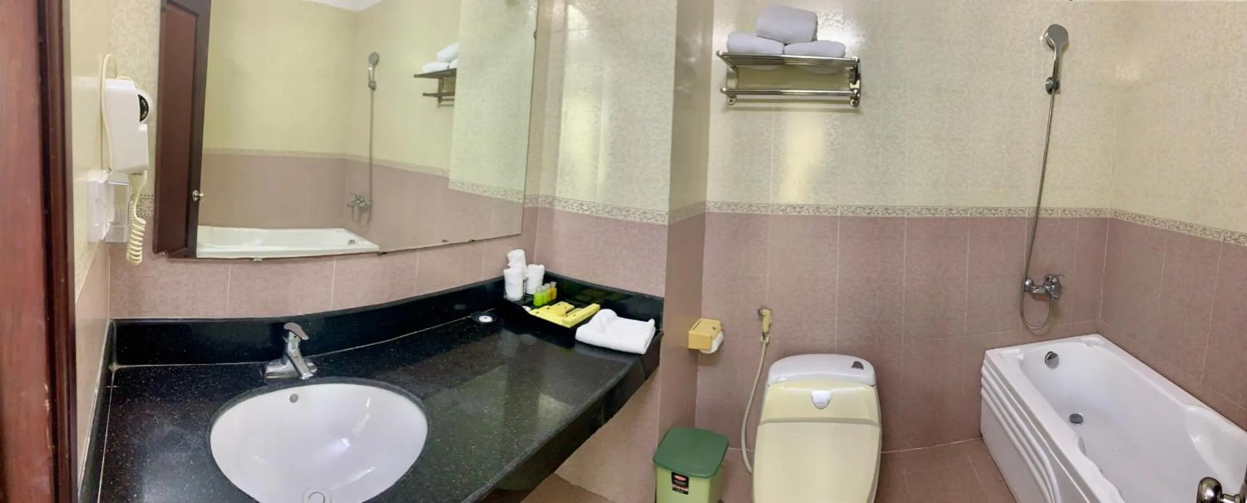 Shower in Hung Long Harbour Hotel