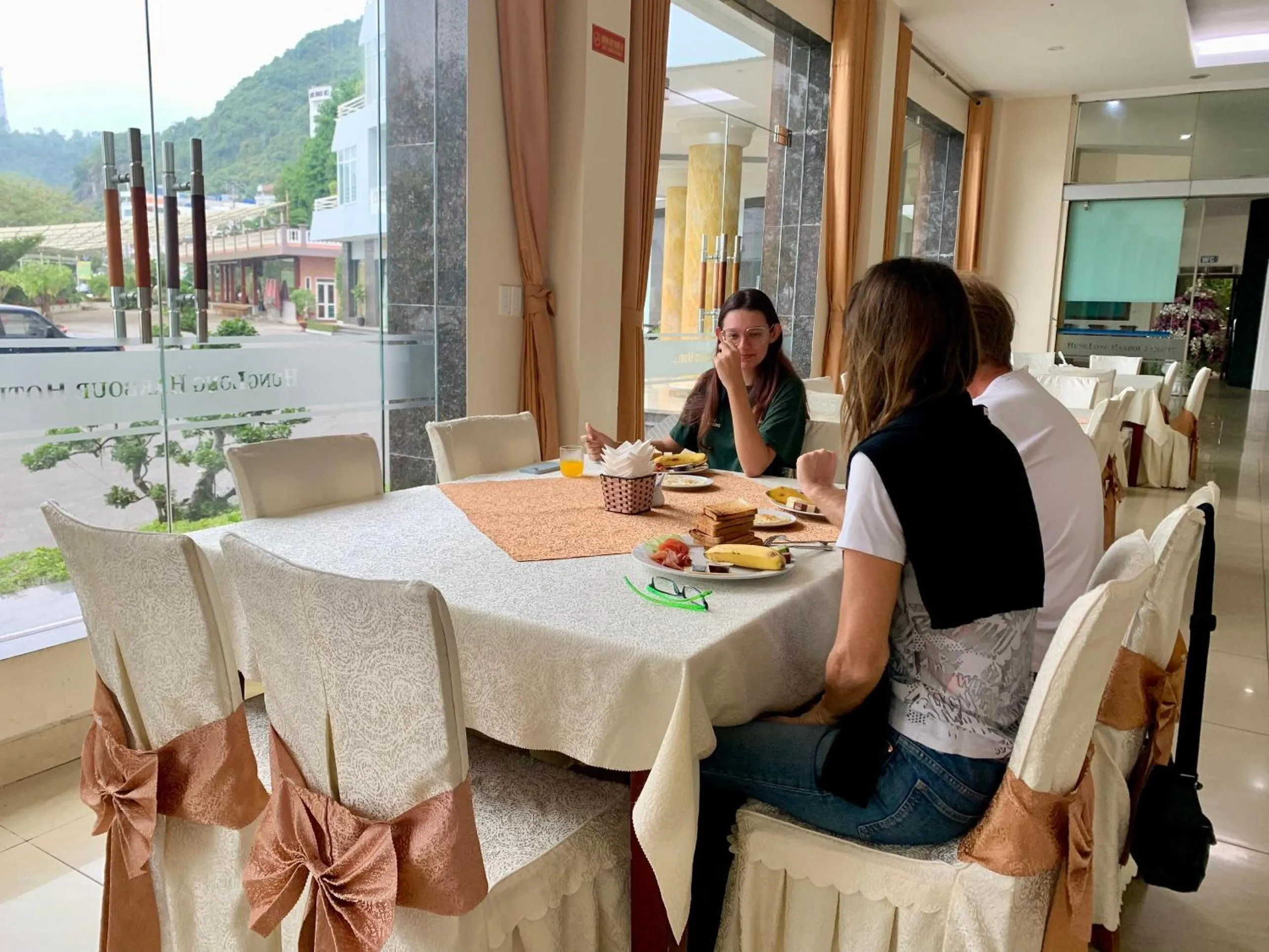 Restaurant/places to eat in Hung Long Harbour Hotel