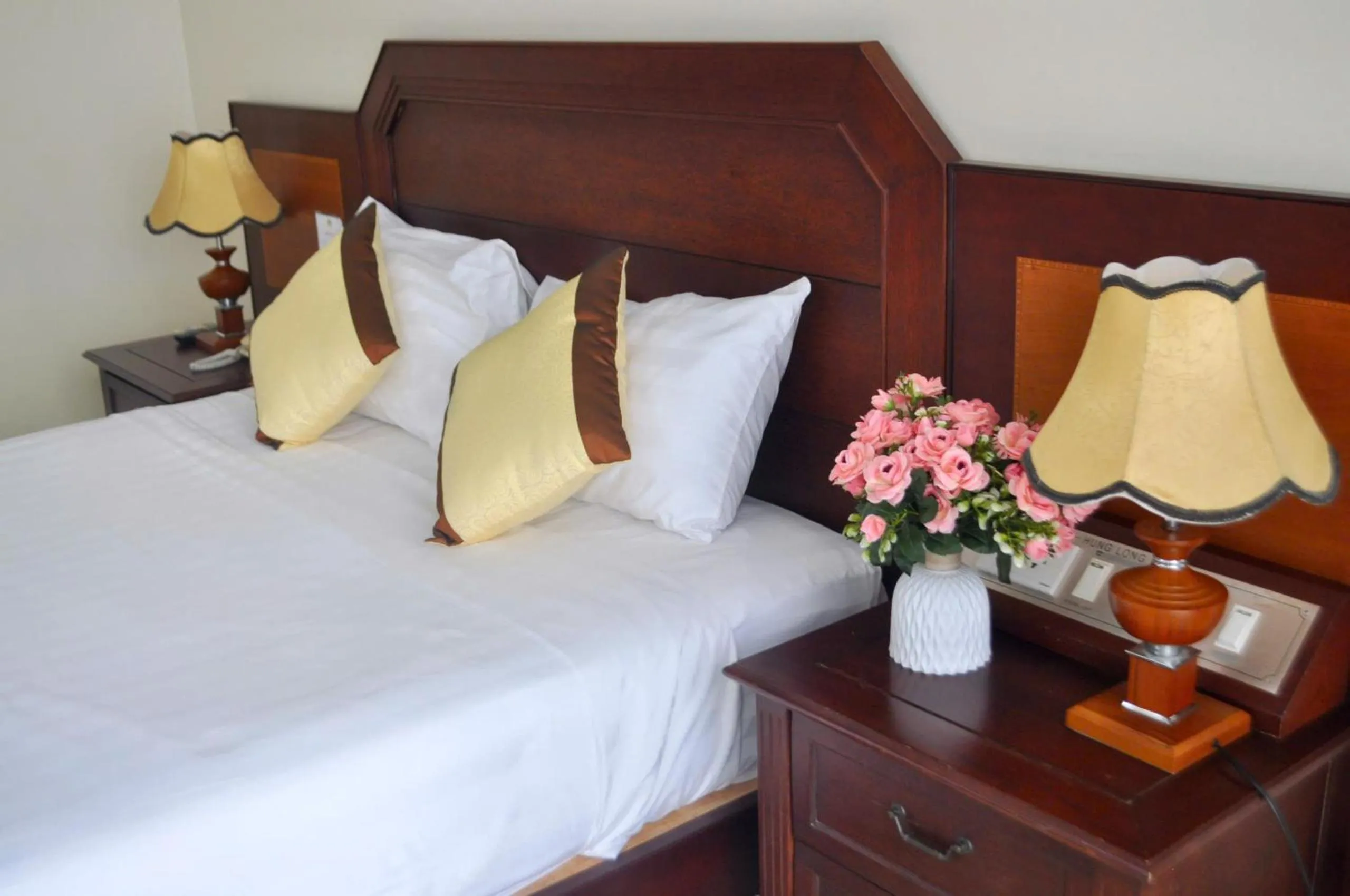 Property building, Bed in Hung Long Harbour Hotel