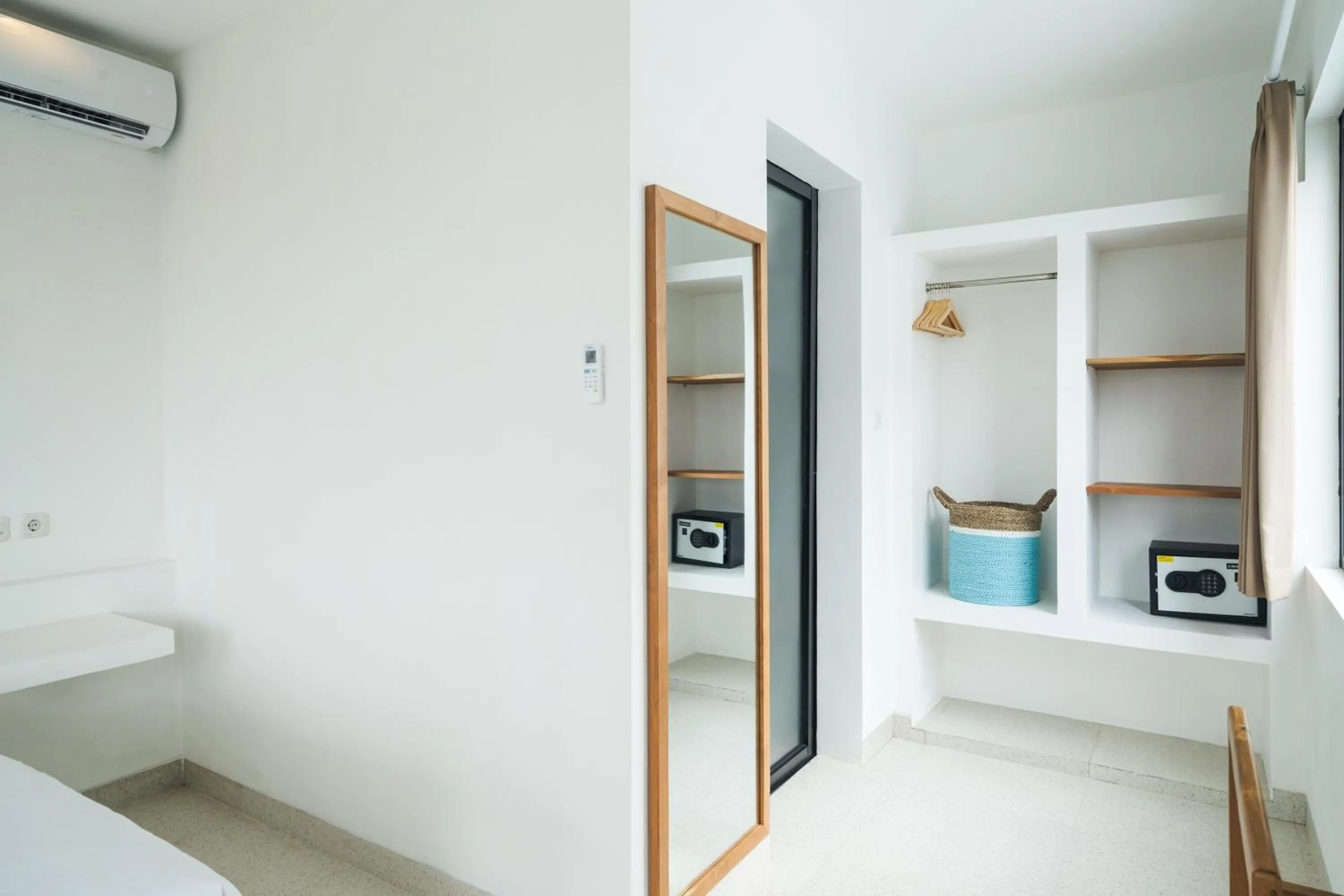 Photo of the whole room, Bed in The Simore