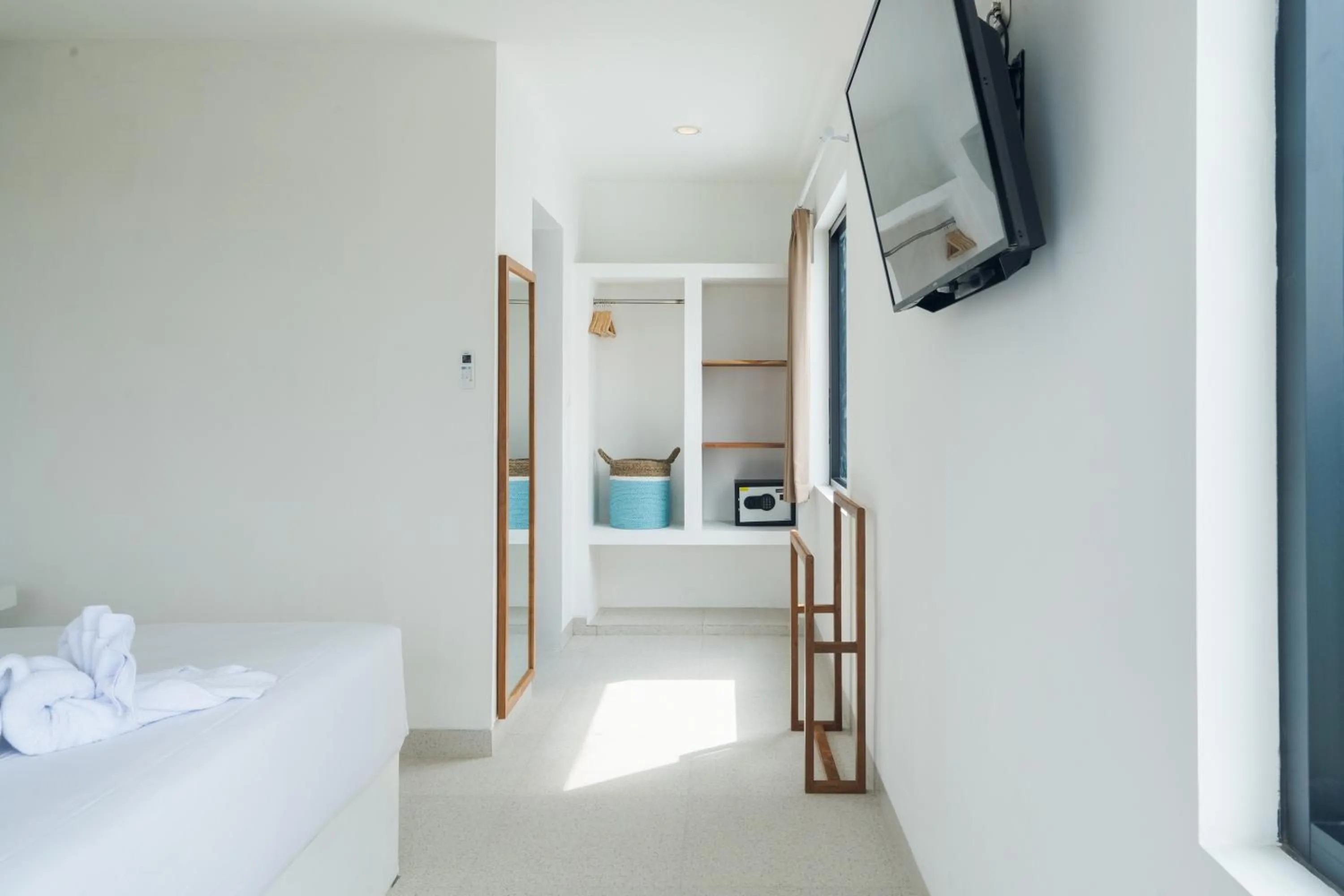 Photo of the whole room, Bed in The Simore