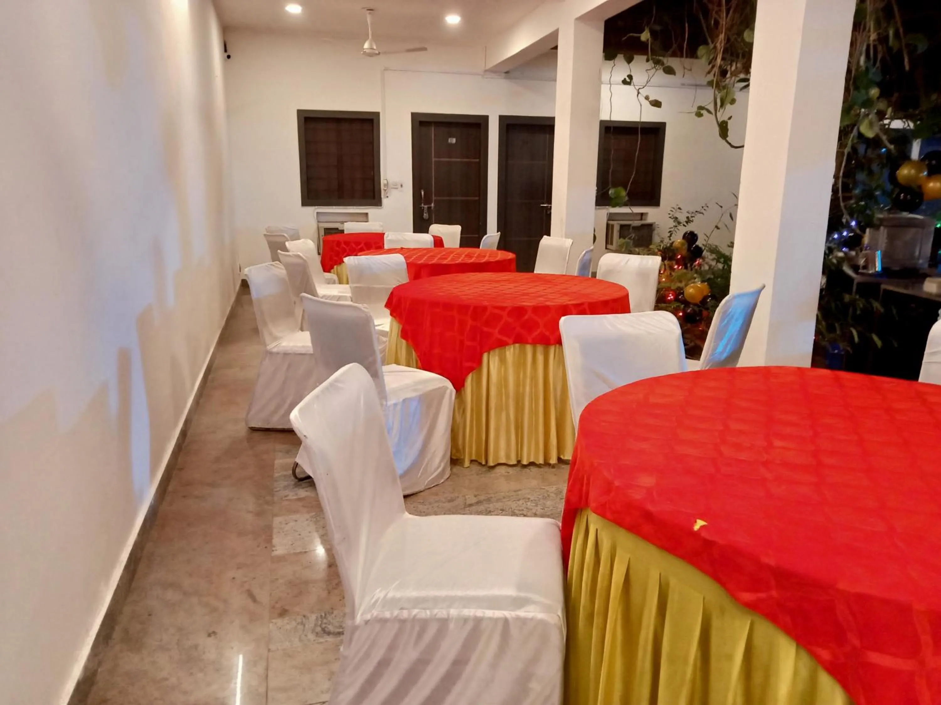 Restaurant/places to eat in HOTEL SHYAM PALACE INDIA AGRA