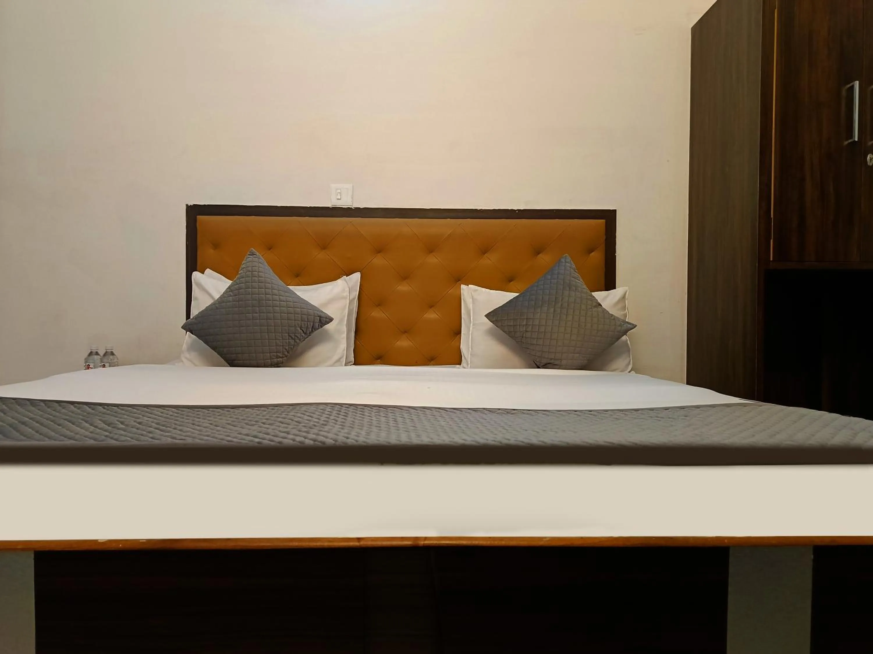 Bed in HOTEL SHYAM PALACE INDIA AGRA