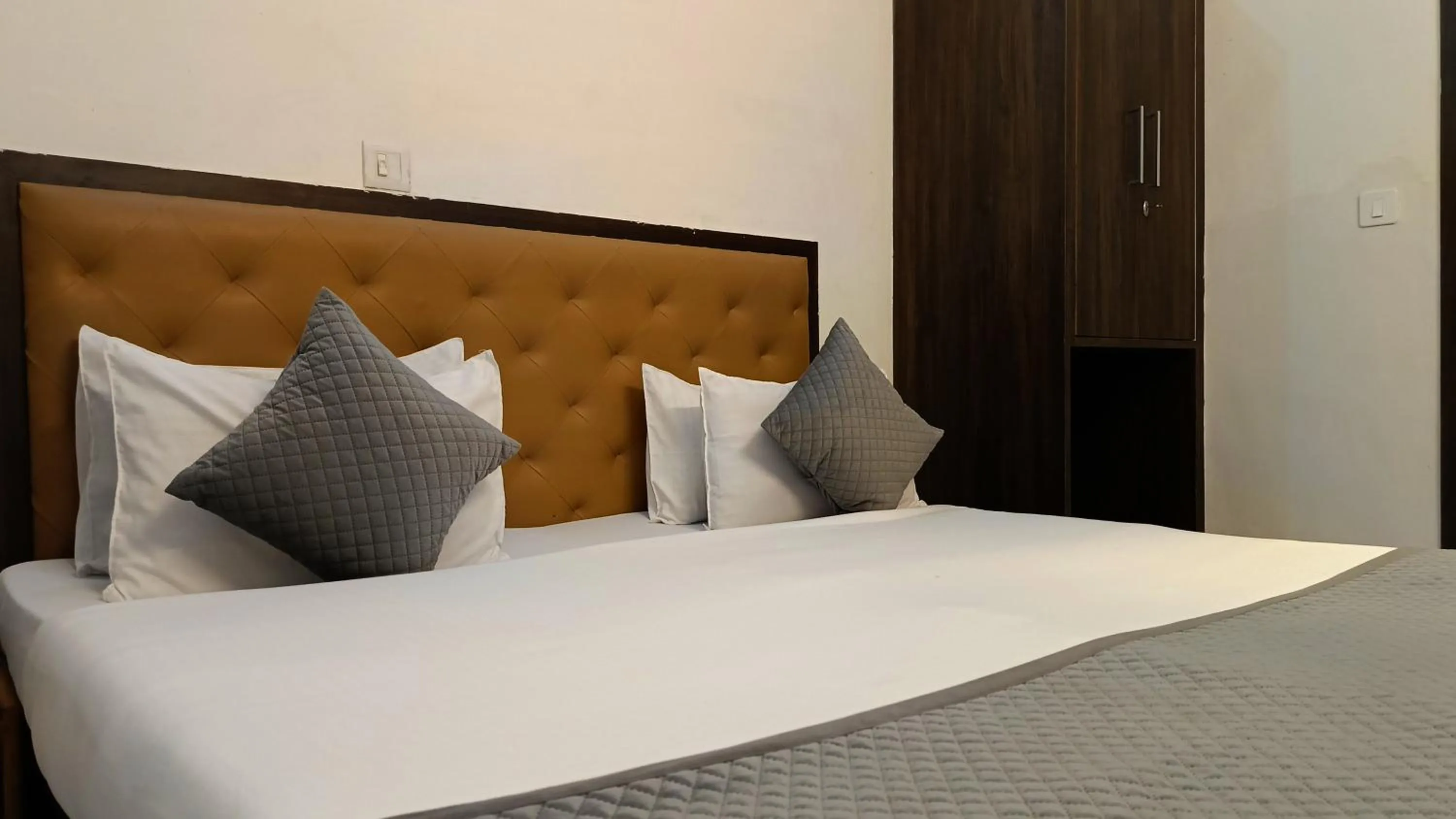 Bed in HOTEL SHYAM PALACE INDIA AGRA