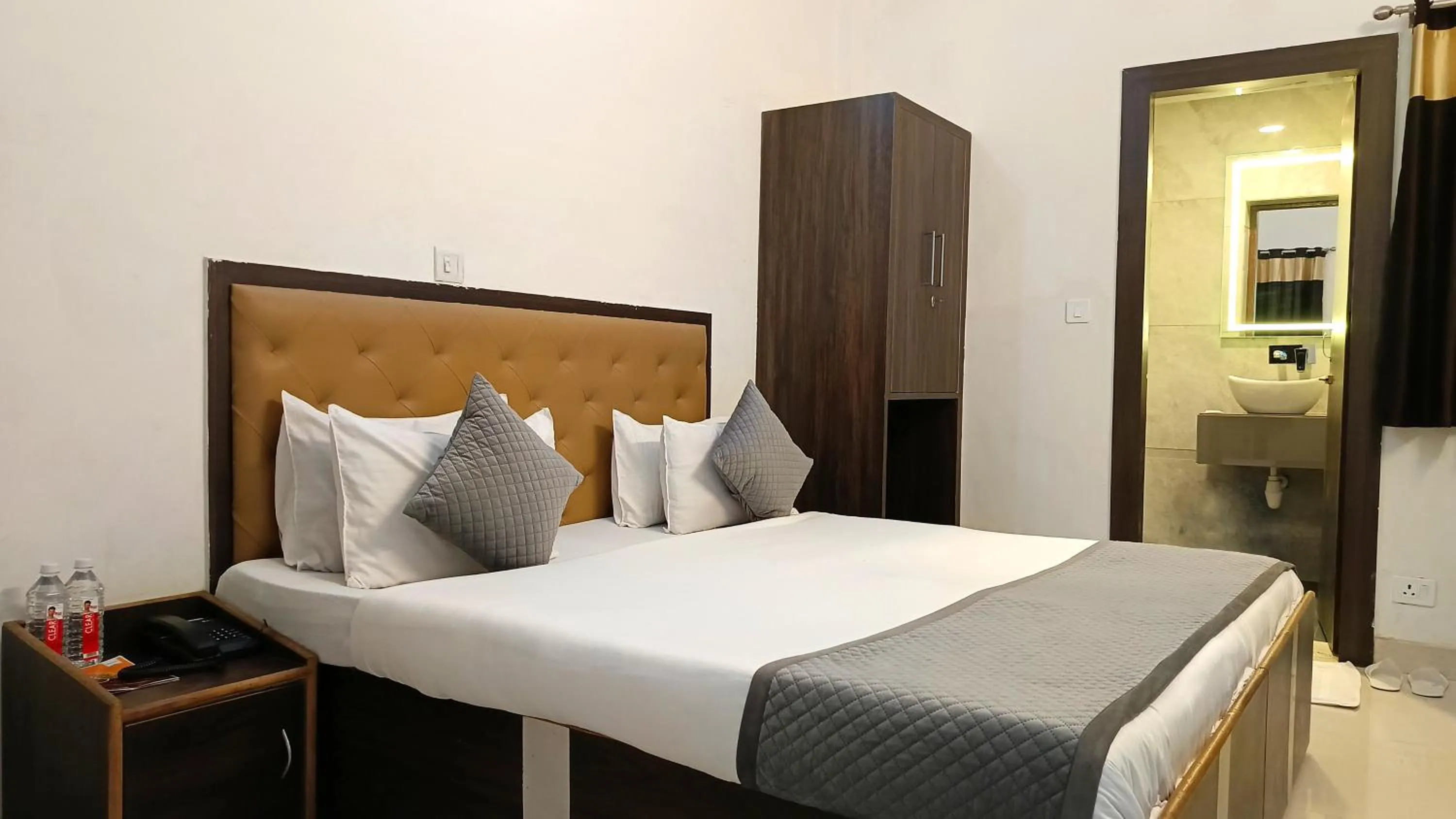 Bed in HOTEL SHYAM PALACE INDIA AGRA