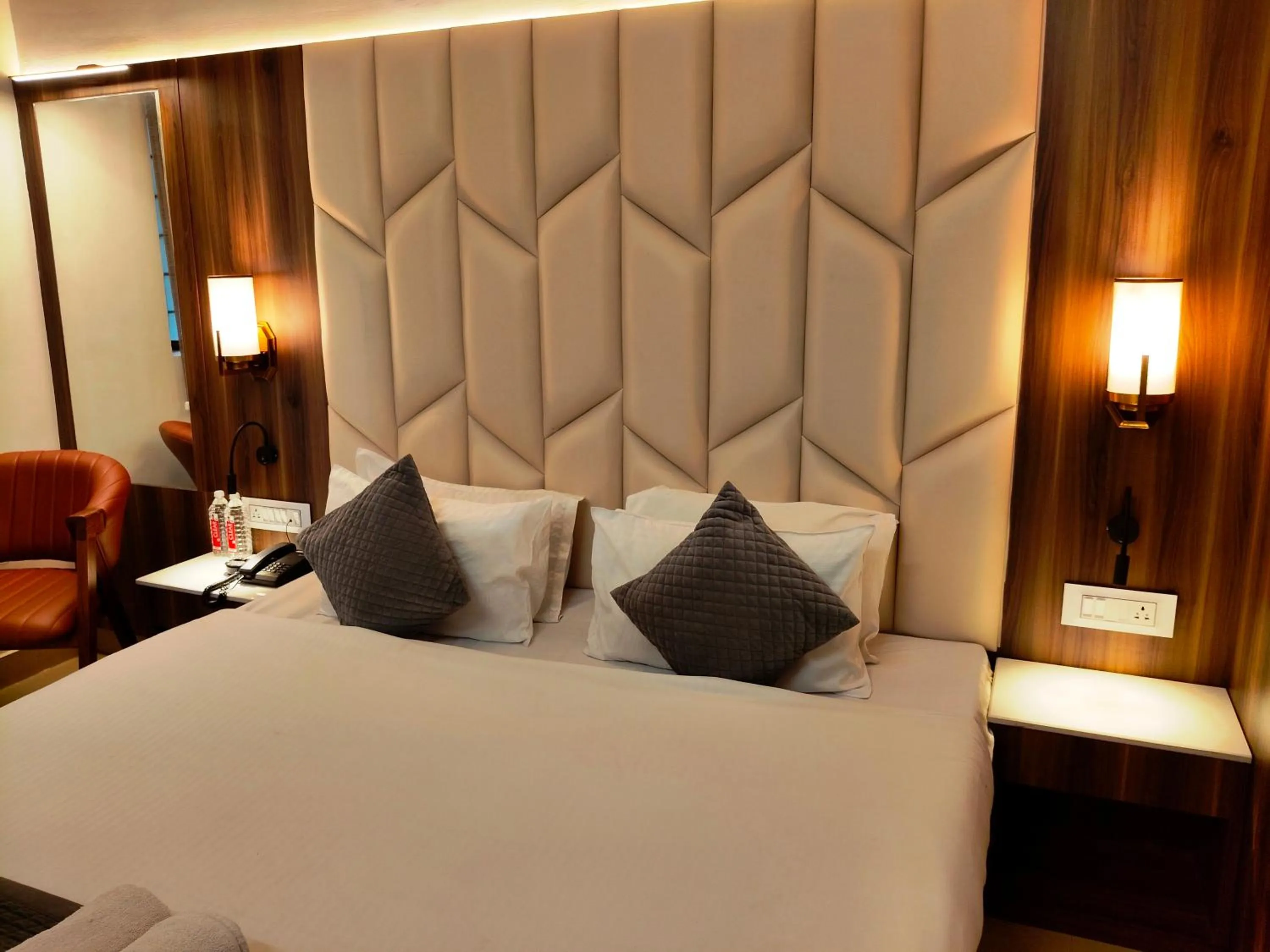 View (from property/room), Bed in HOTEL SHYAM PALACE INDIA AGRA