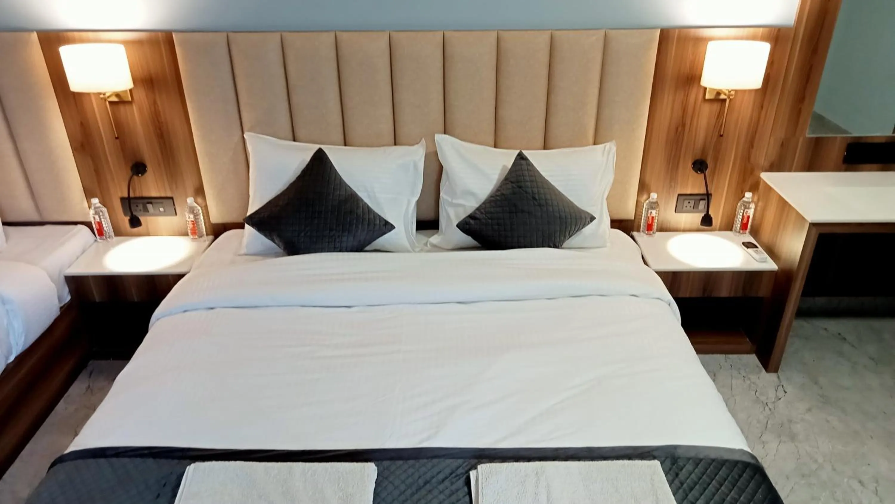 Bed in HOTEL SHYAM PALACE INDIA AGRA