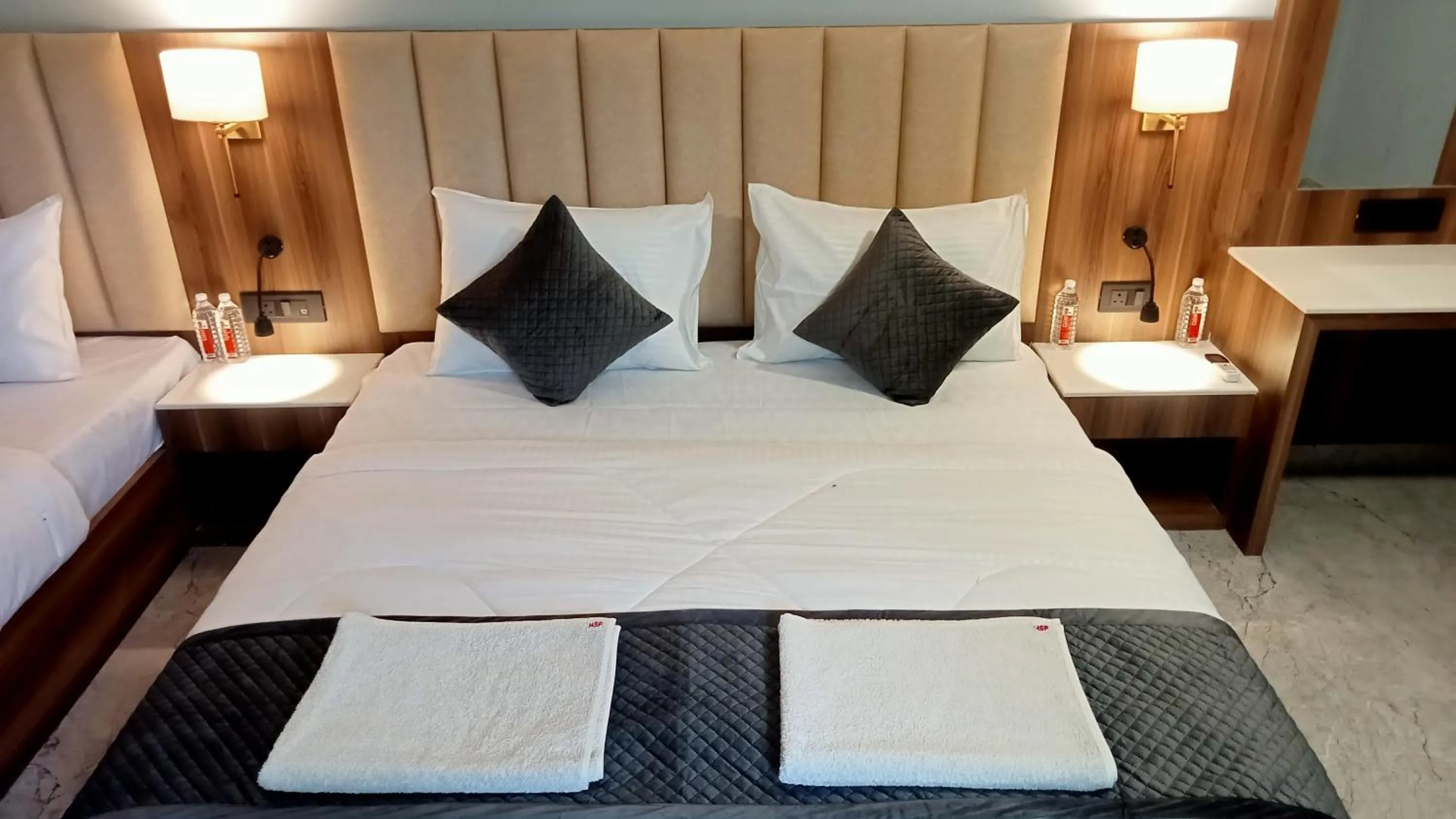 Bed in HOTEL SHYAM PALACE INDIA AGRA