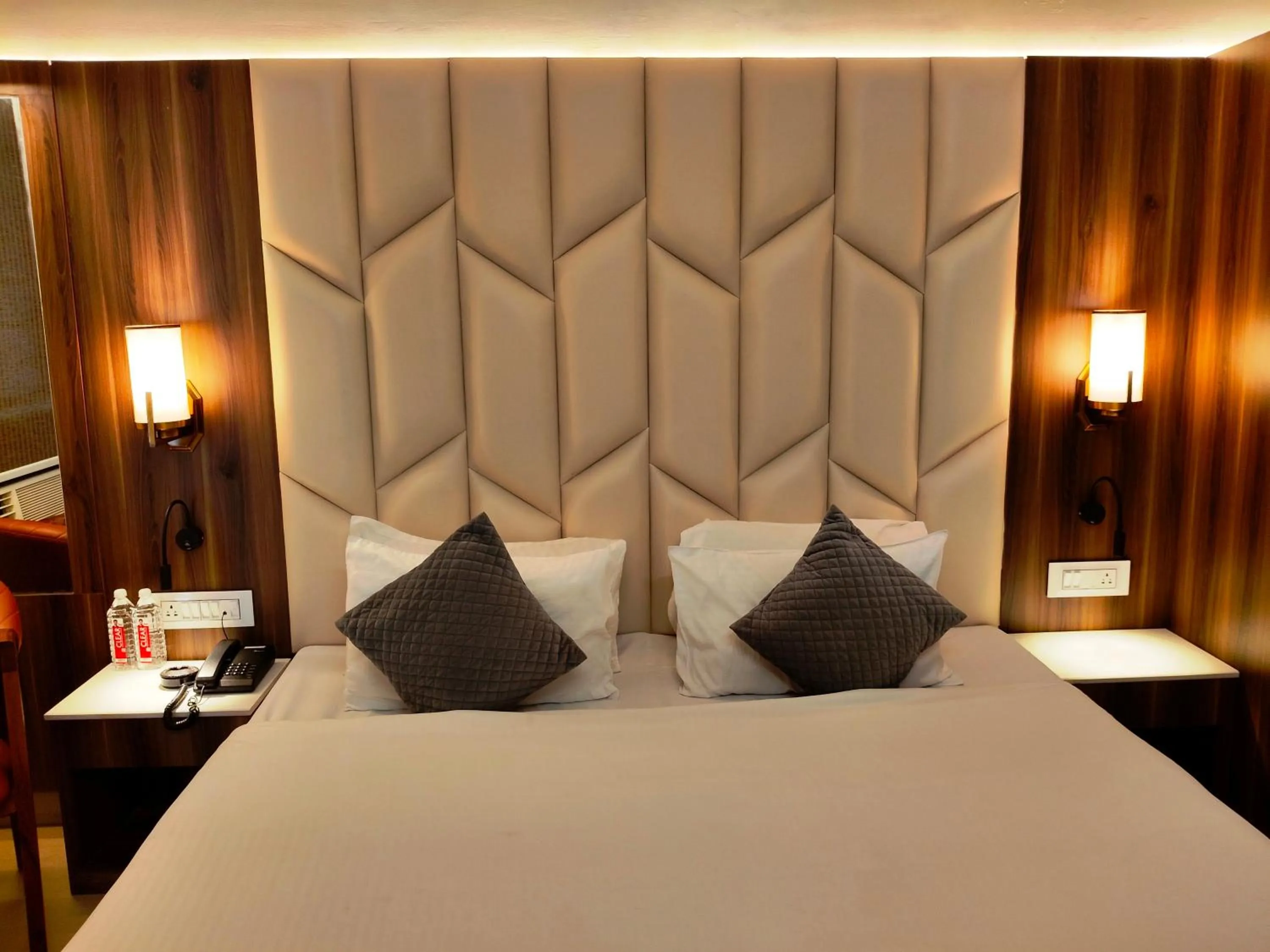 Bed in HOTEL SHYAM PALACE INDIA AGRA