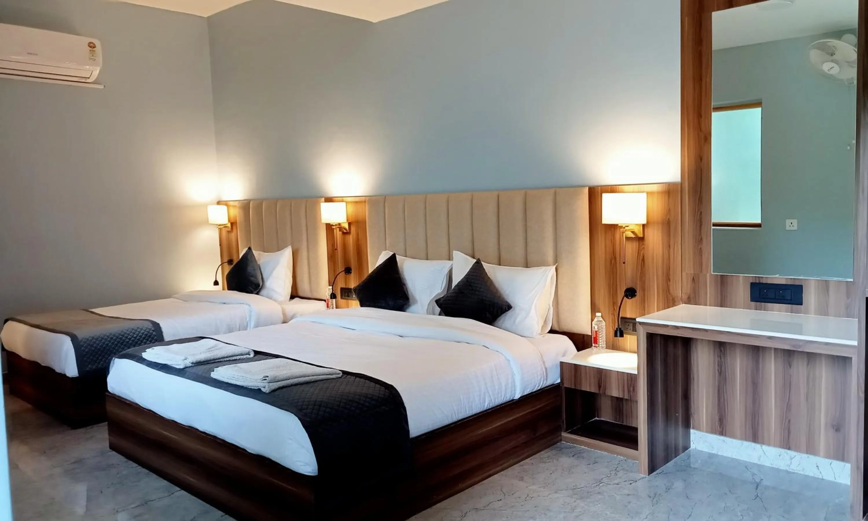 View (from property/room), Bed in HOTEL SHYAM PALACE INDIA AGRA