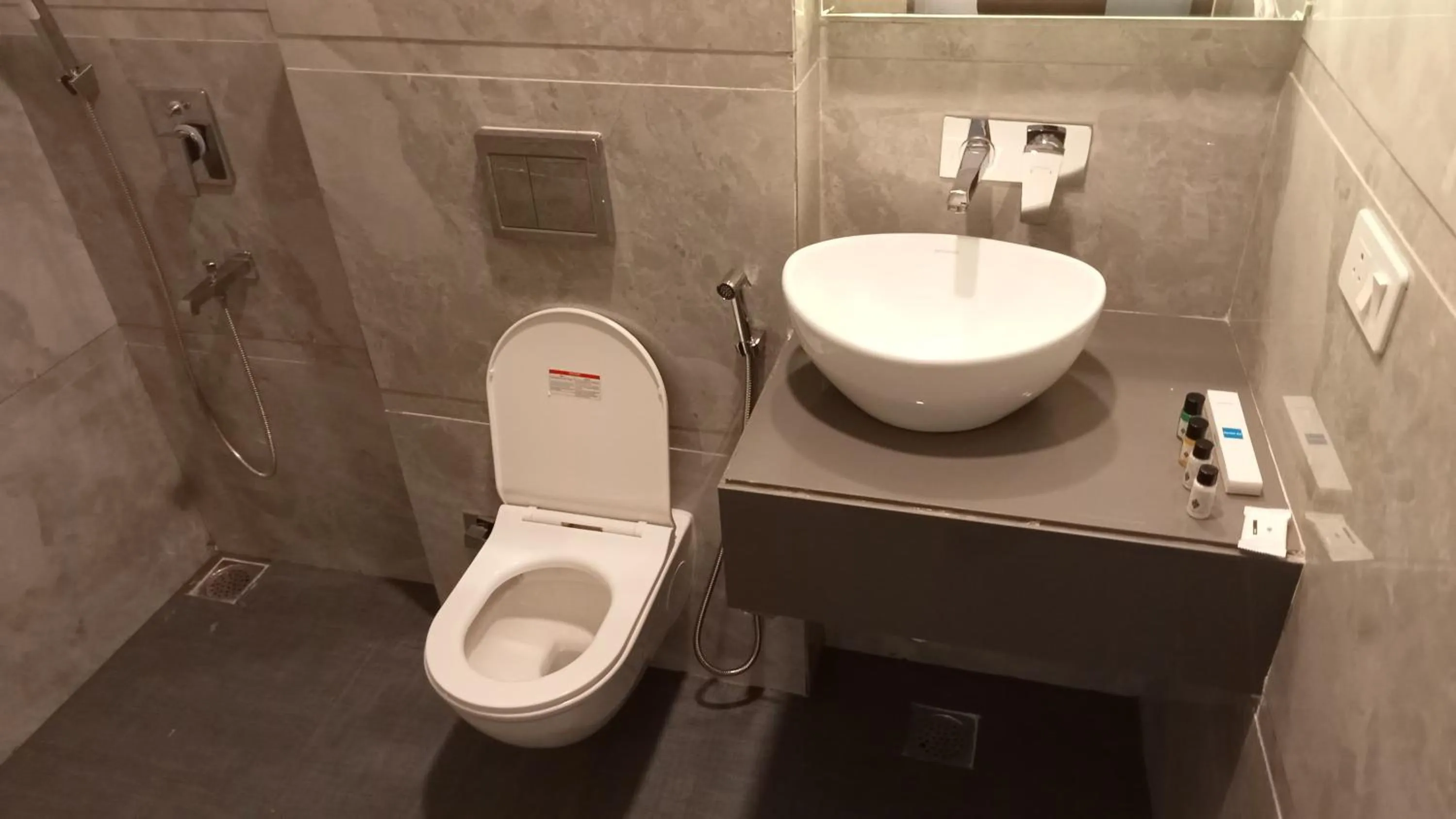 Bathroom in HOTEL SHYAM PALACE INDIA AGRA