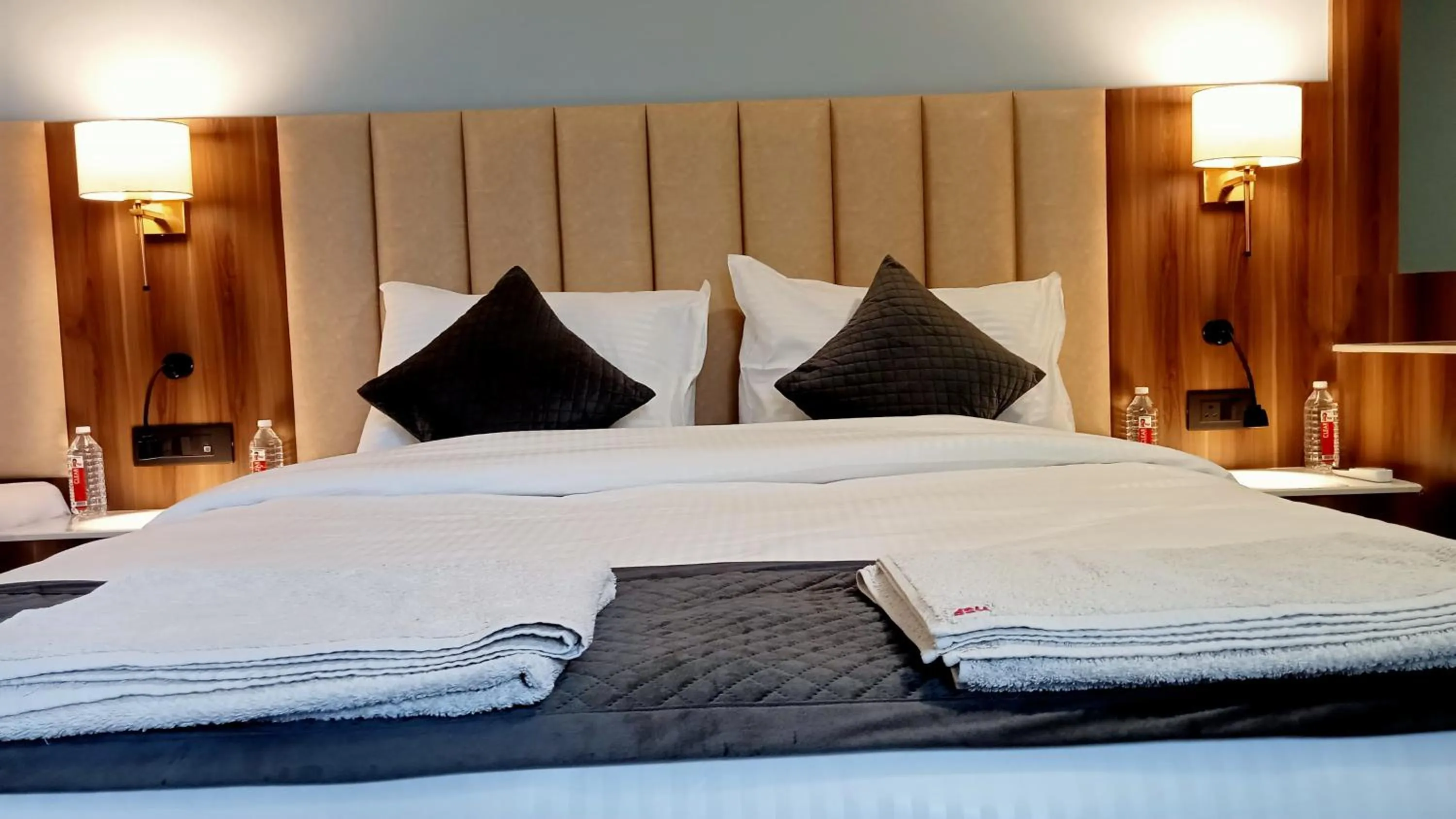 Bed in HOTEL SHYAM PALACE INDIA AGRA