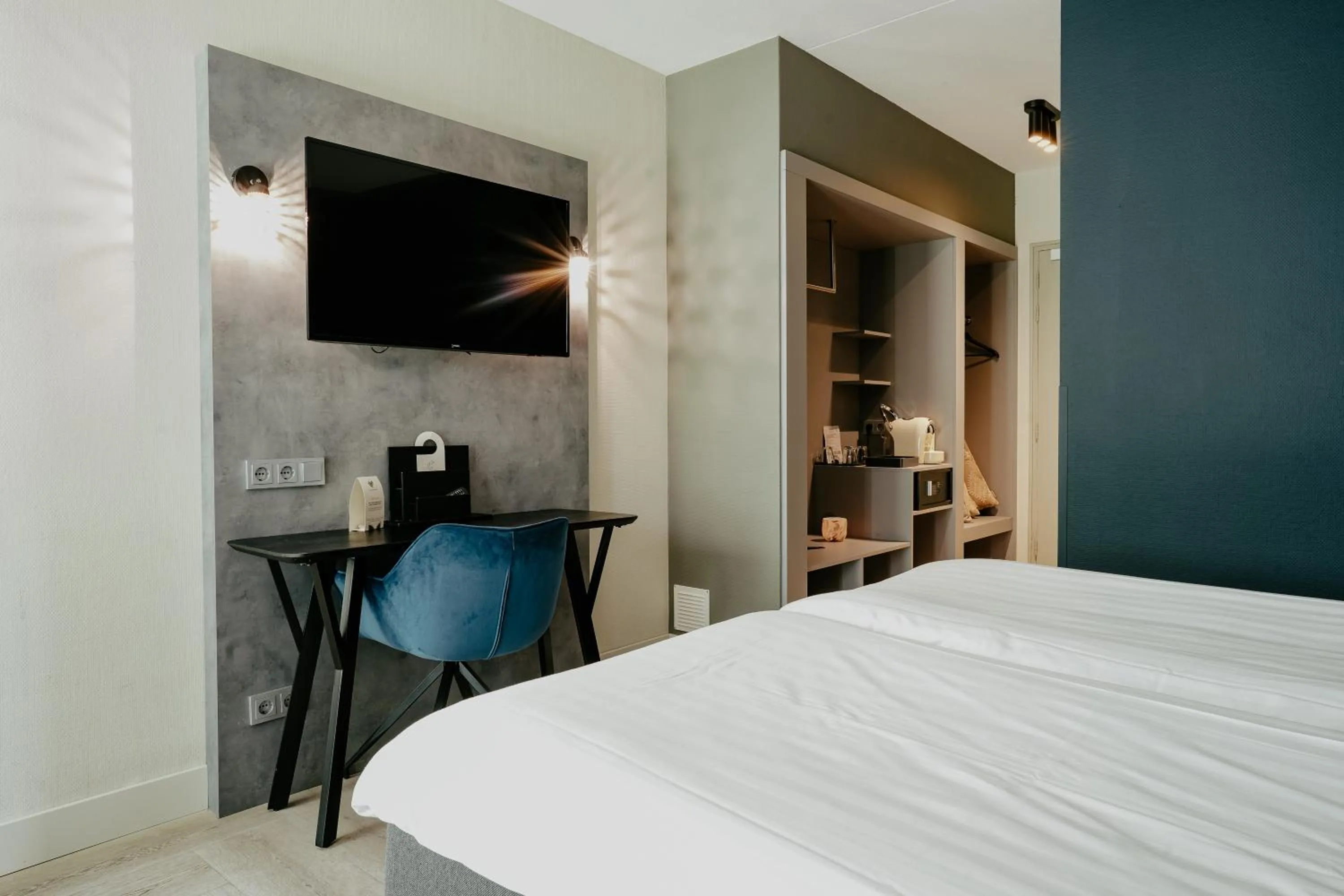 Coffee/tea facilities, Bed in Hotel Heemskerk