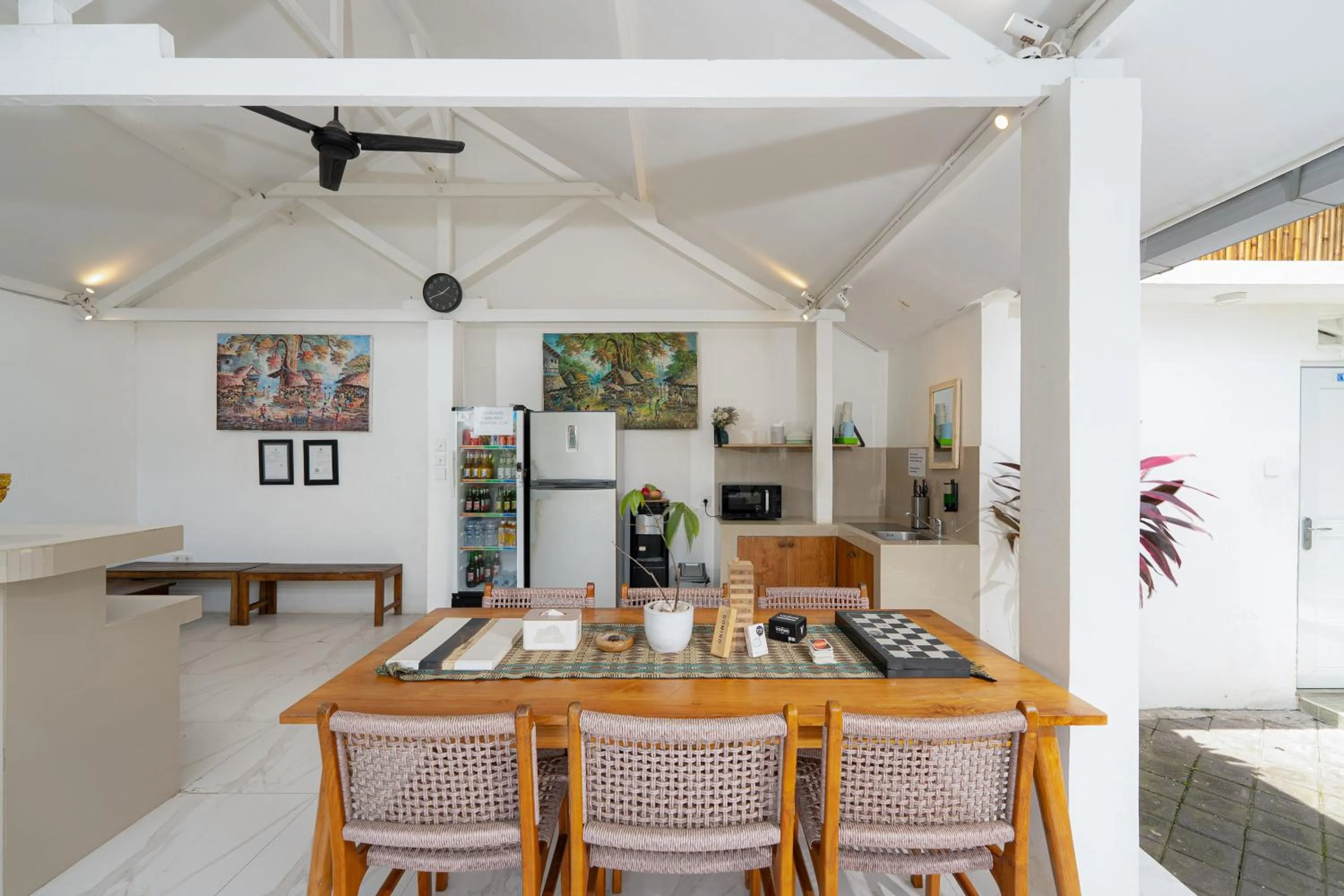 Kitchen or kitchenette in Summer of Surf Hostel Ungasan Uluwatu