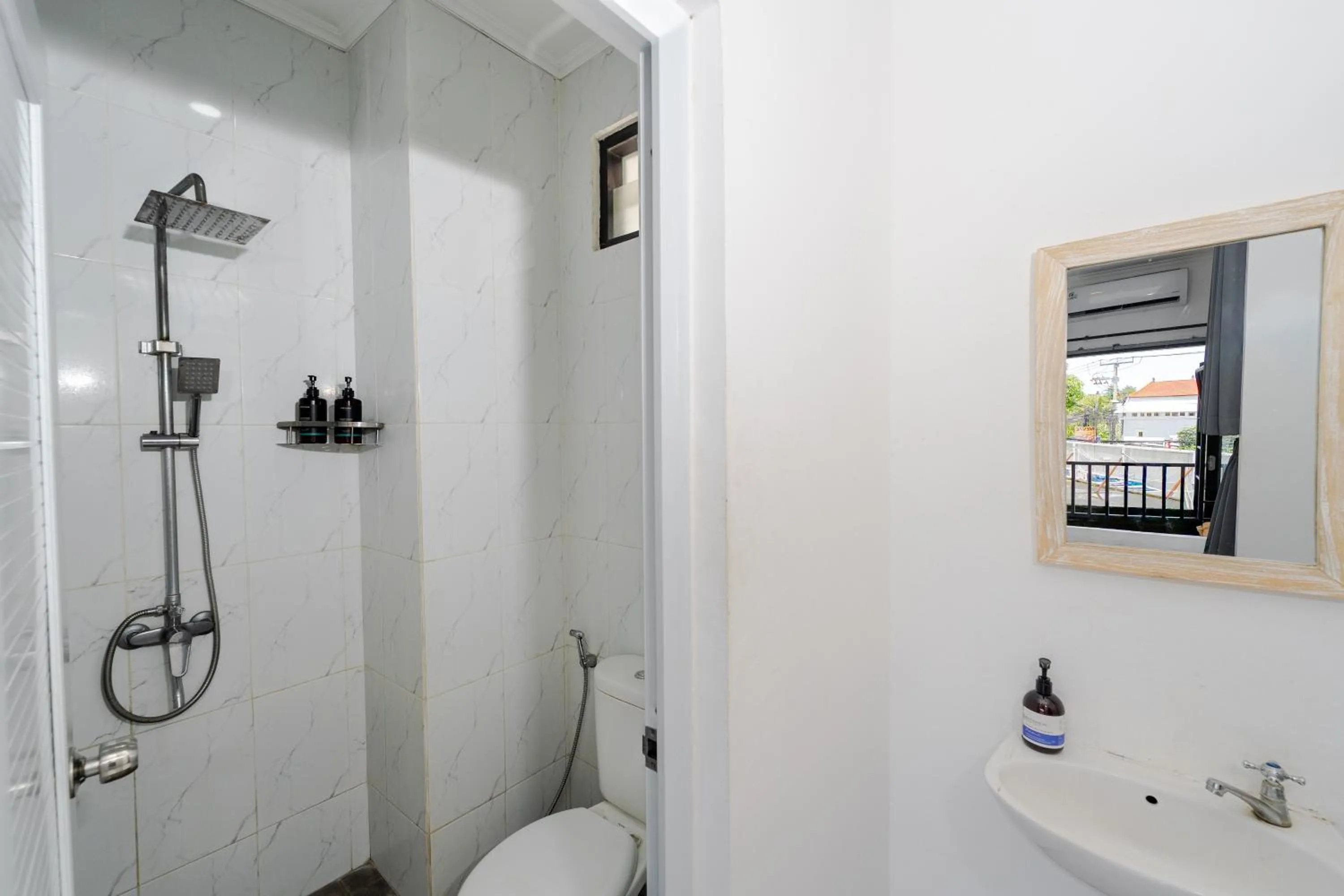 Bathroom in Summer of Surf Hostel Ungasan Uluwatu