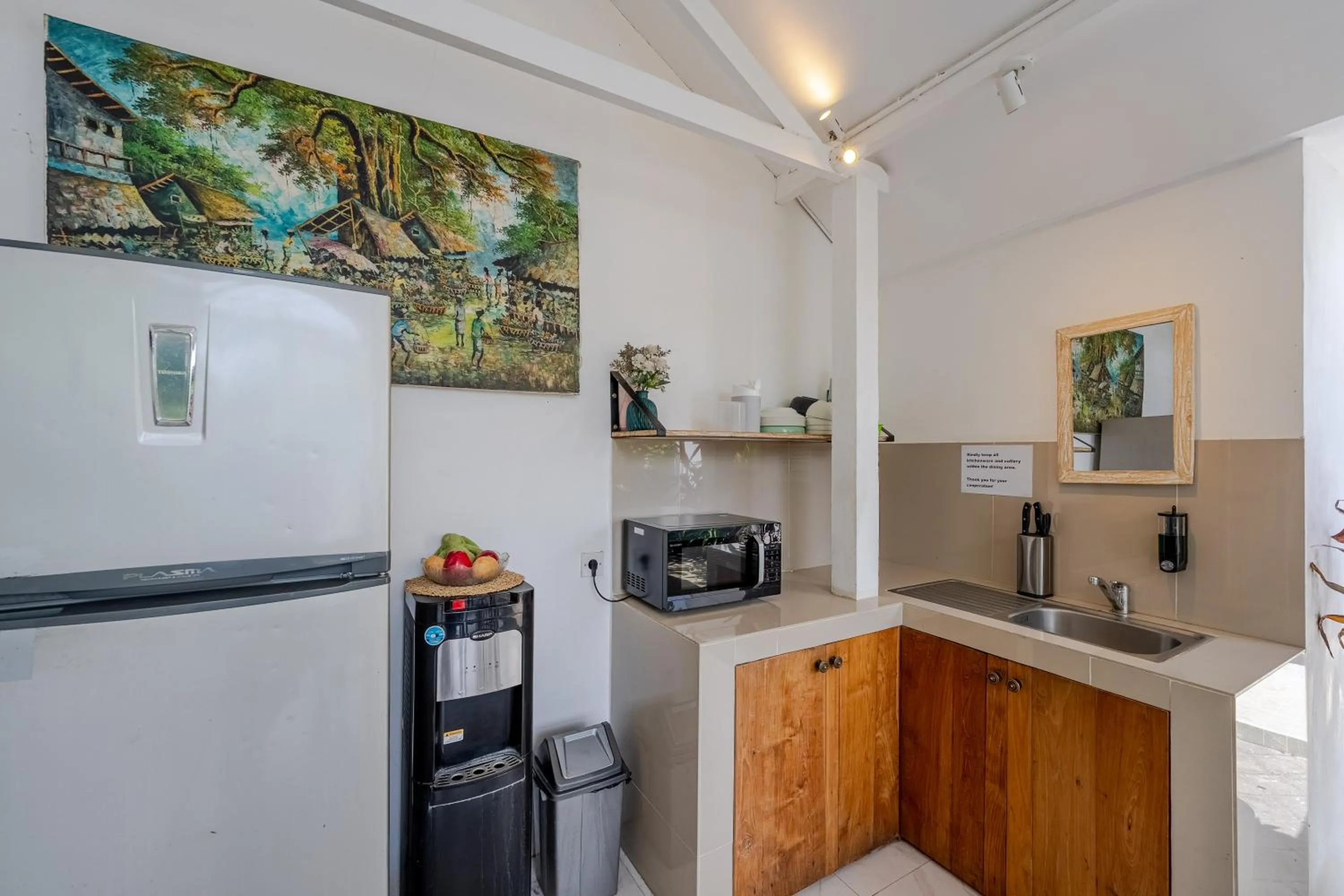 Kitchen or kitchenette in Summer of Surf Hostel Ungasan Uluwatu