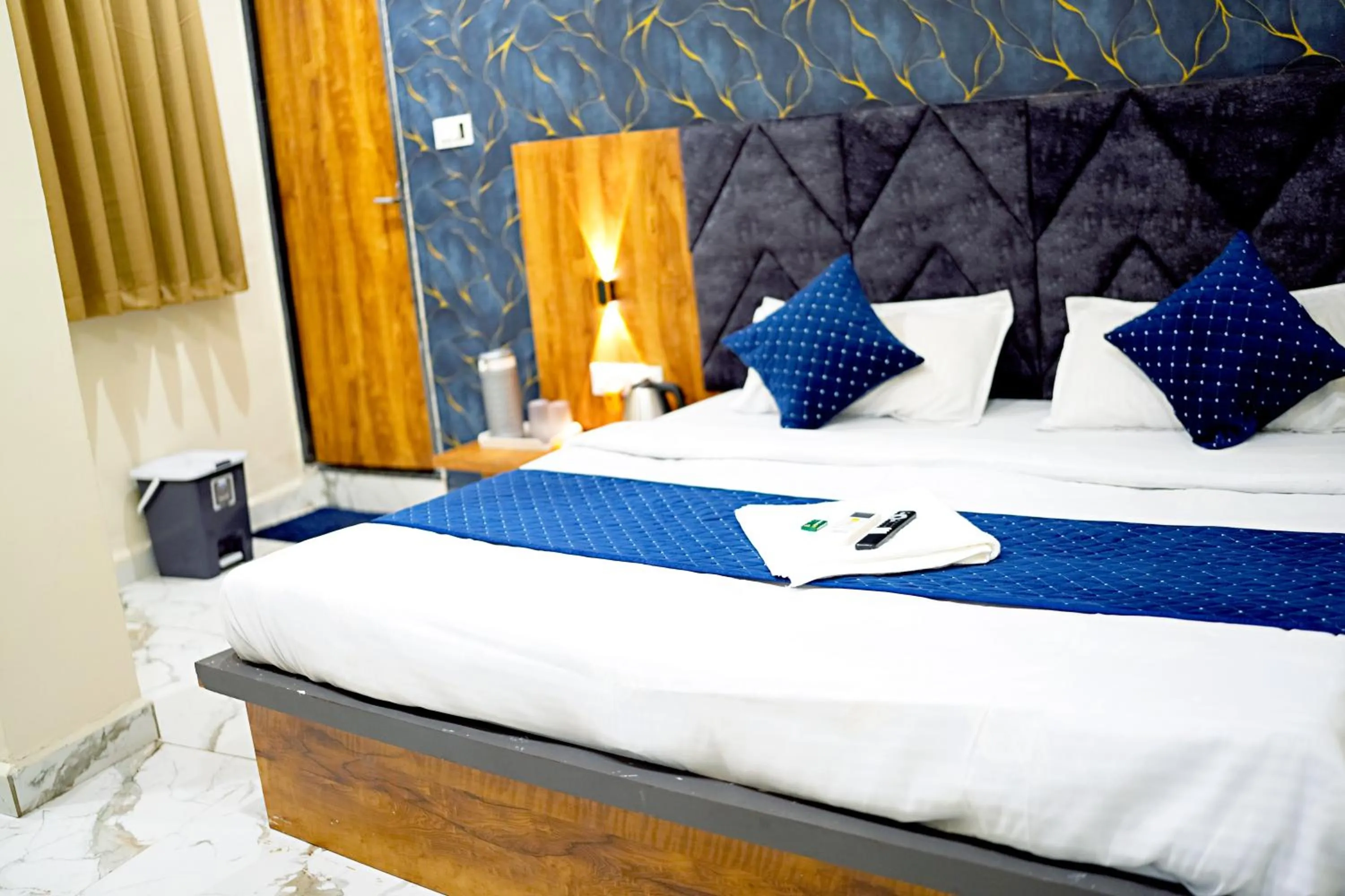 Coffee/tea facilities, Bed in Hotel Mahalok Palace