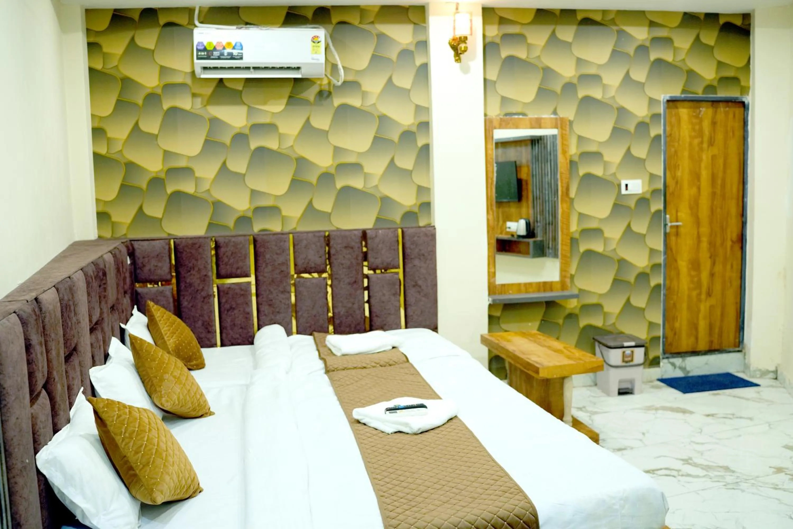 Bed in Hotel Mahalok Palace