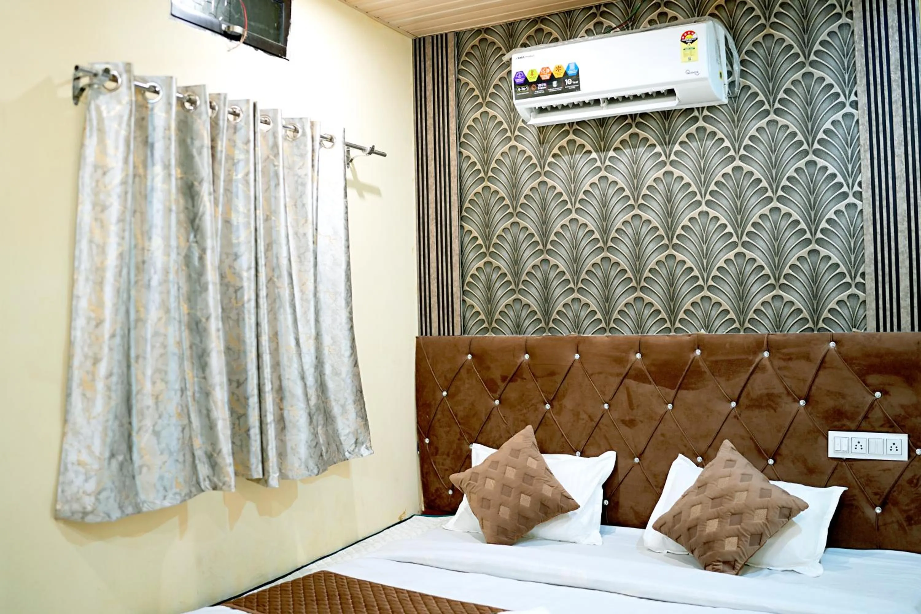 Bed in Hotel Mahalok Palace