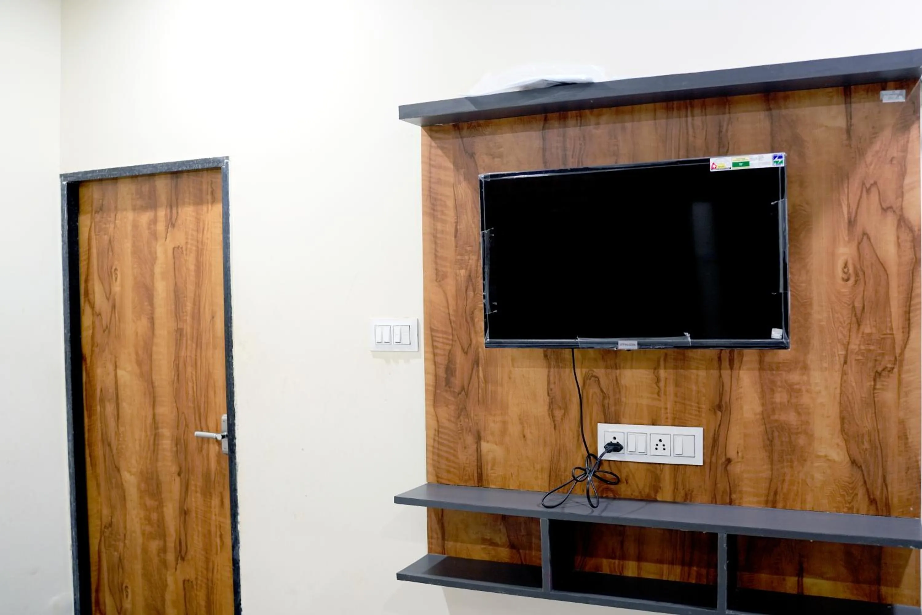 TV and multimedia in Hotel Mahalok Palace