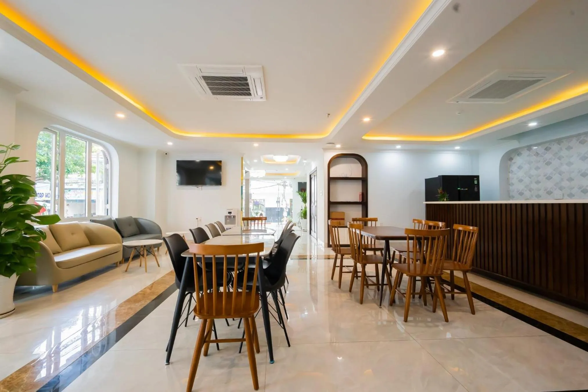 Communal lounge/ TV room in Gia An Hotel