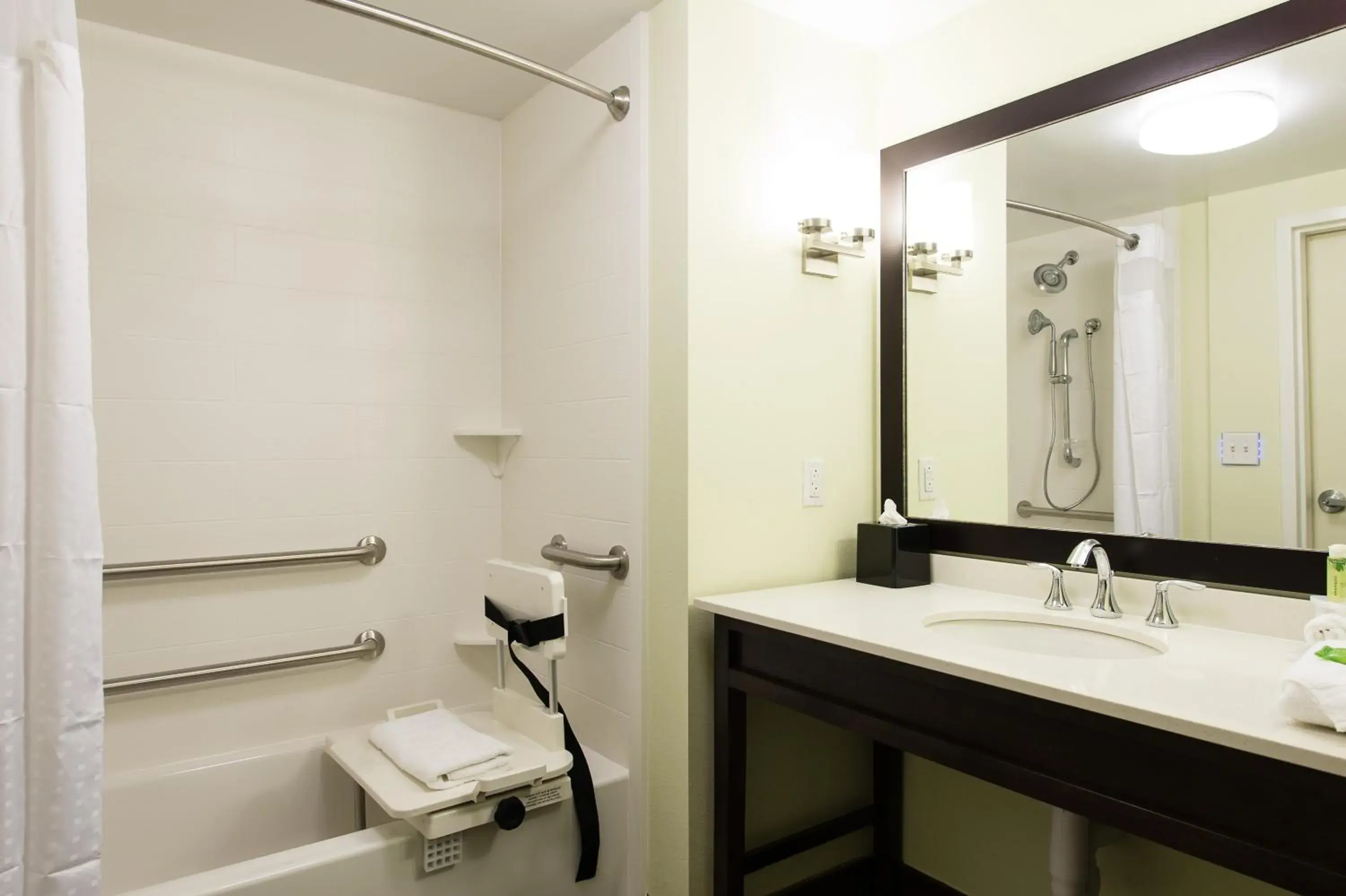 Standard King Room with Mobility Accessible Tub in Holiday Inn Express & Suites Aiken, an IHG Hotel Standard King Room with Mobility Accessible Tub in Holiday Inn Express & Suites Aiken, an IHG Hotel