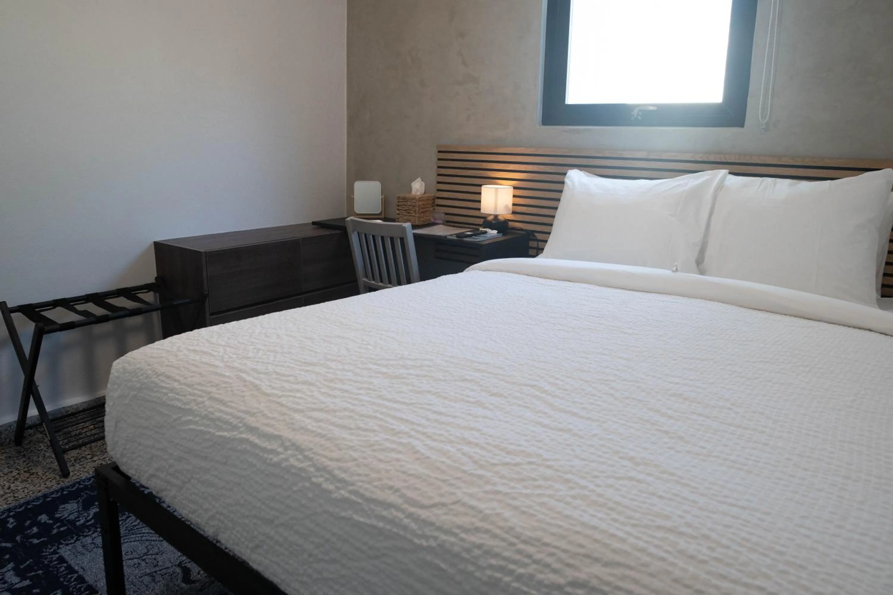 Bedroom, Bed in The Looking Glass Hotel