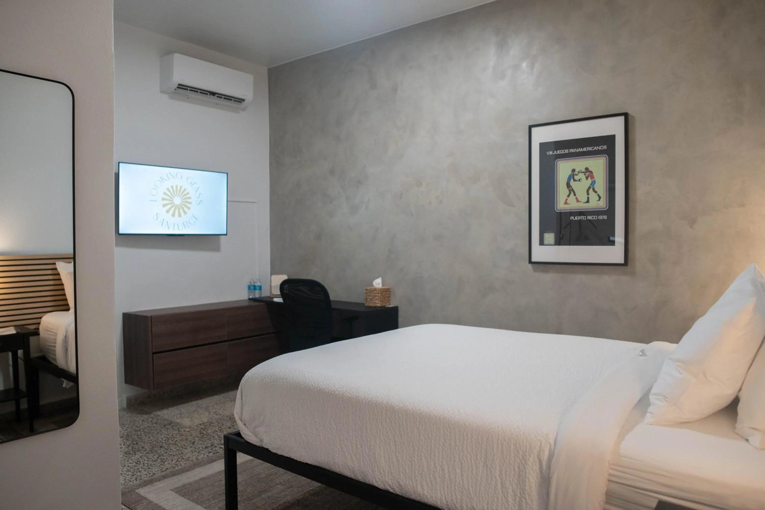 Bedroom, Bed in The Looking Glass Hotel