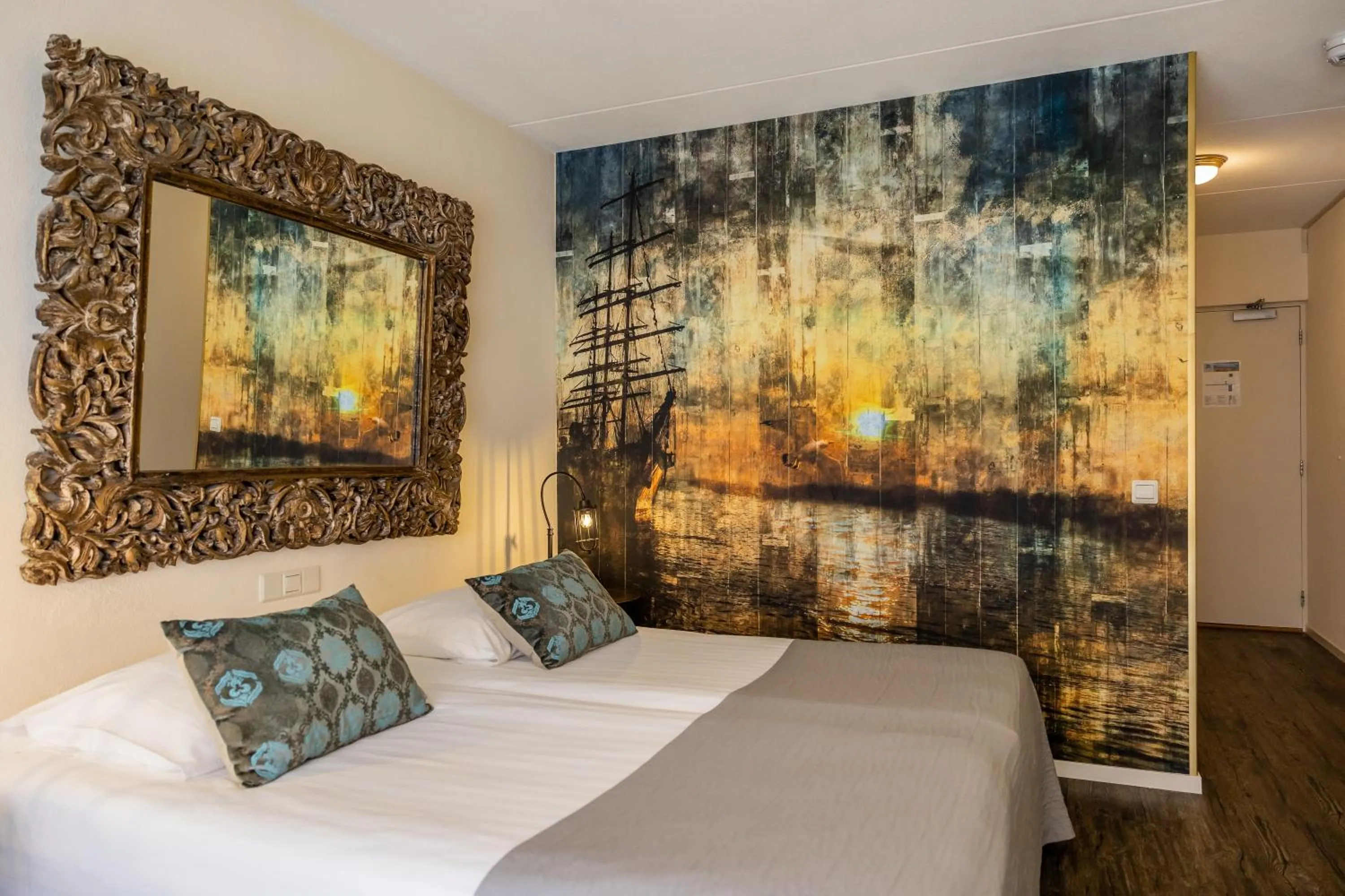 Photo of the whole room, Bed in Hotel De Walvisvaarder