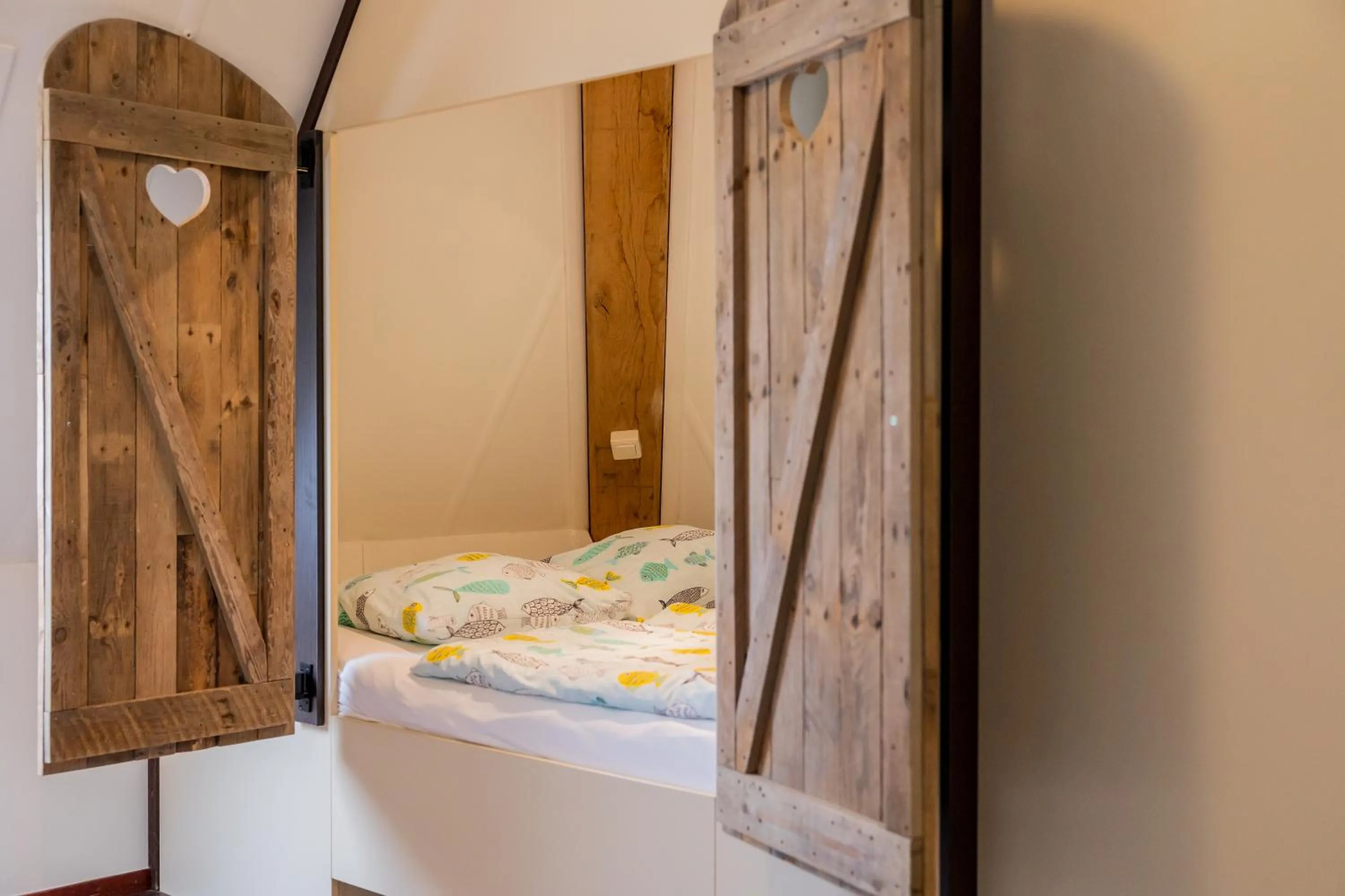 Property building, Bed in Hotel De Walvisvaarder