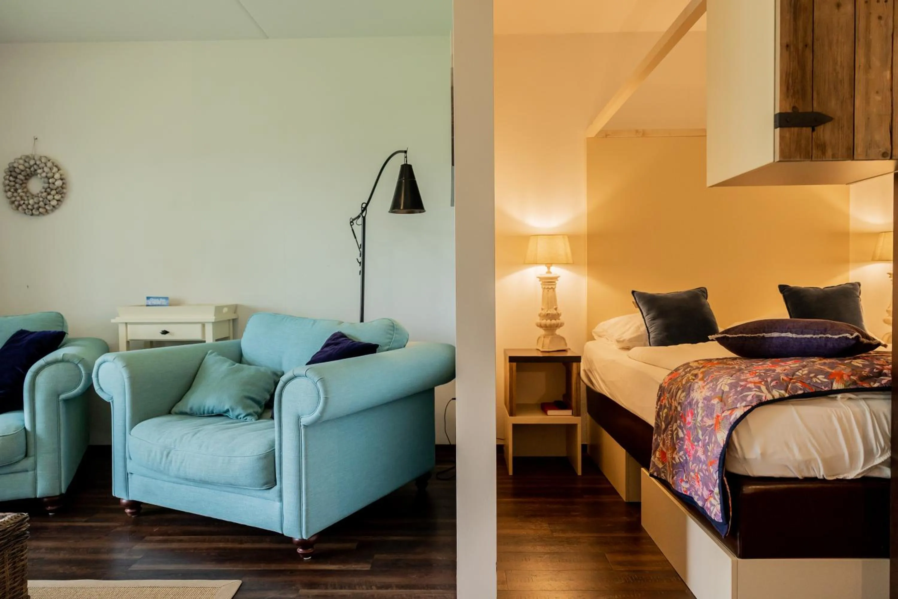 Photo of the whole room, Bed in Hotel De Walvisvaarder