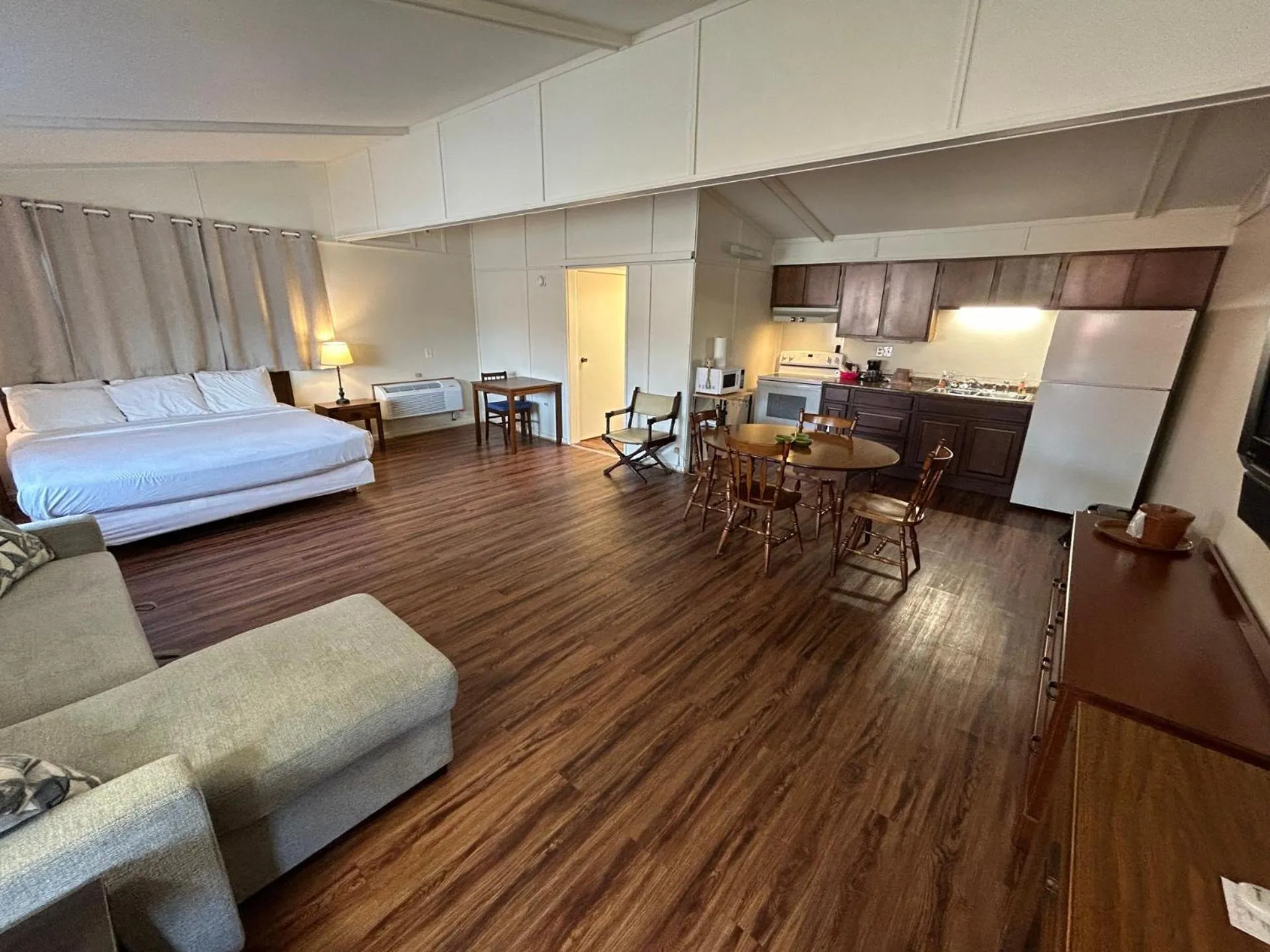 Bed in Valley Inn and Suites