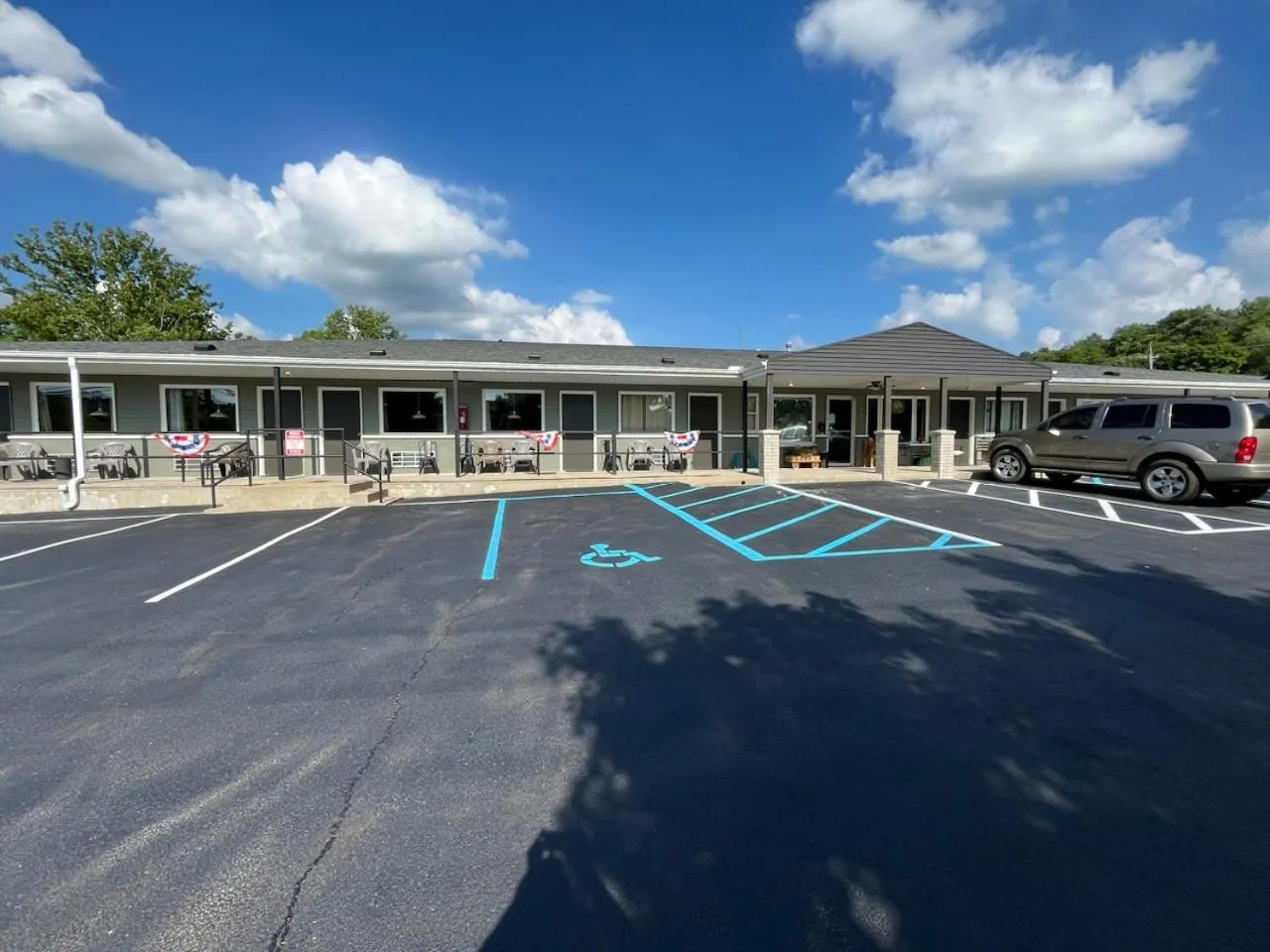 Property building in Valley Inn and Suites