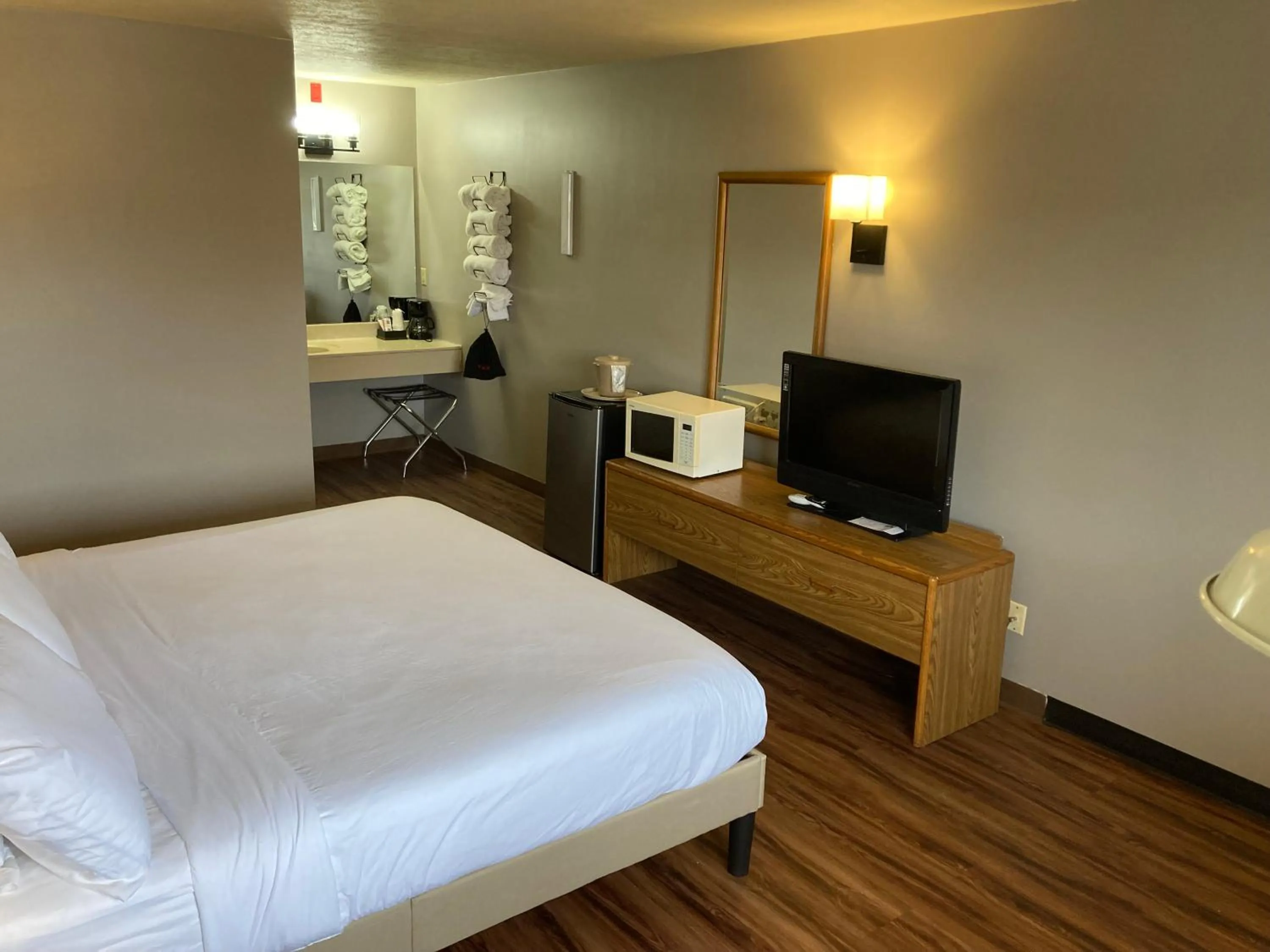 Bed in Valley Inn and Suites