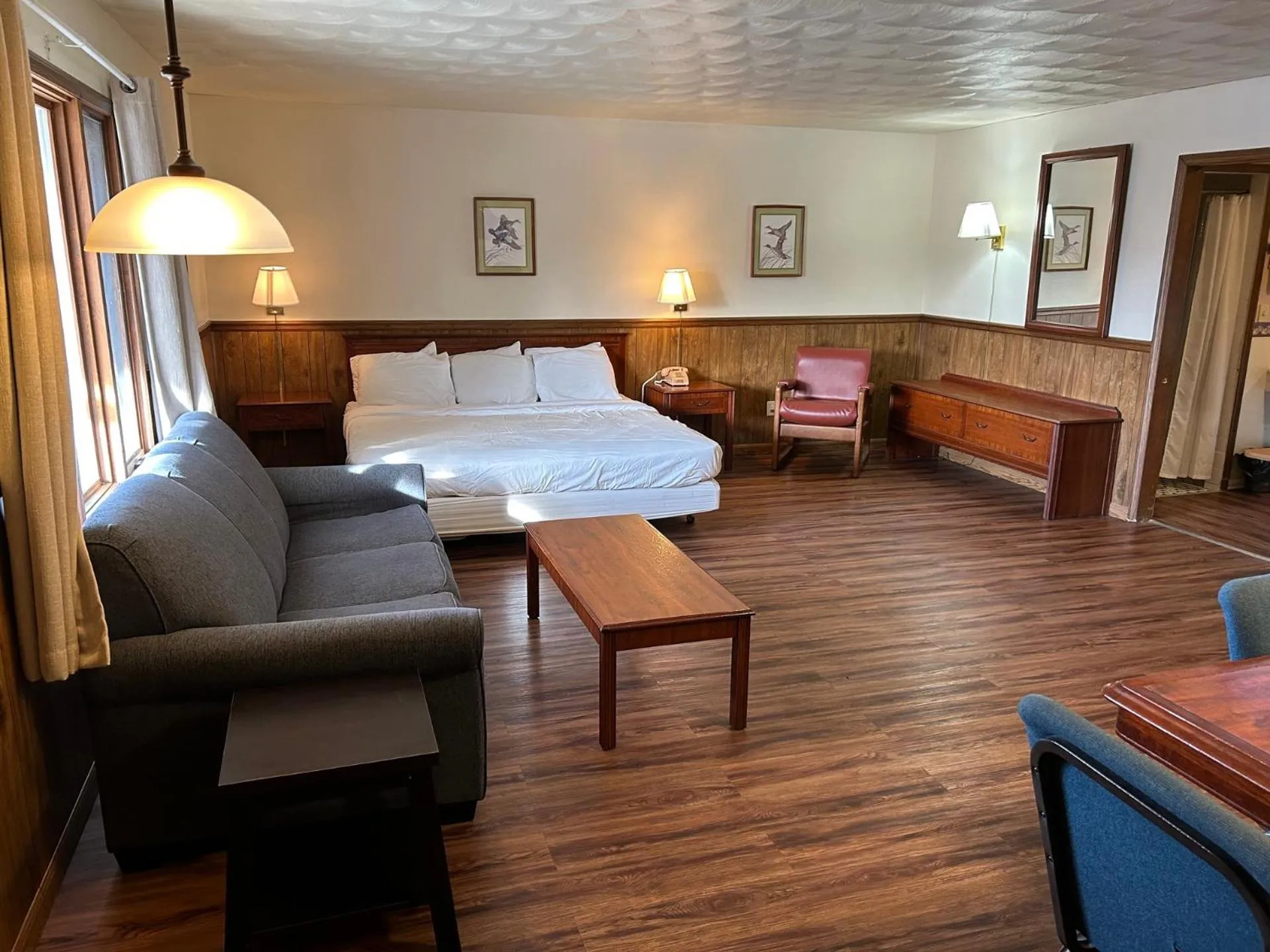 Bed in Valley Inn and Suites