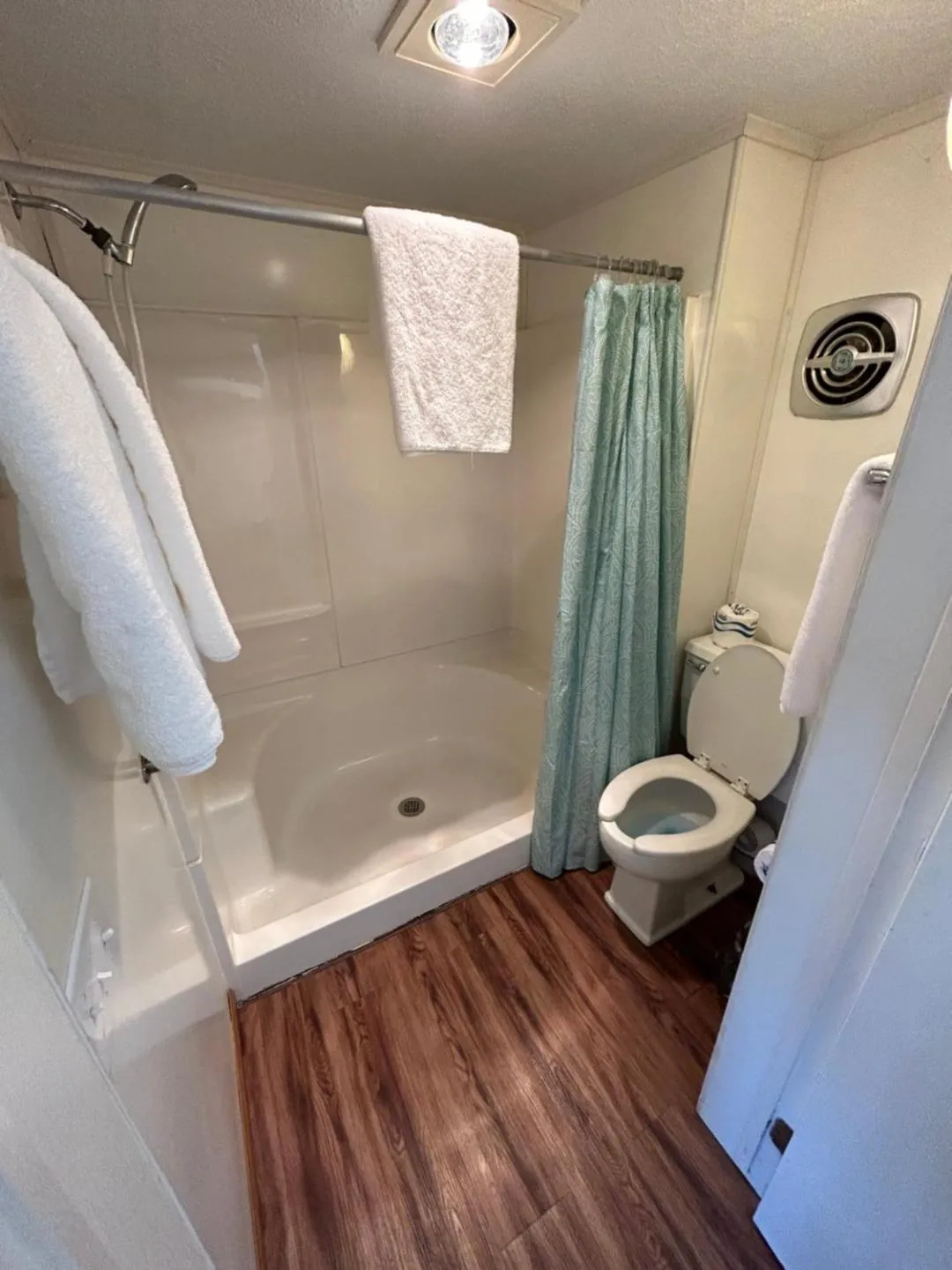 Bathroom in Valley Inn and Suites