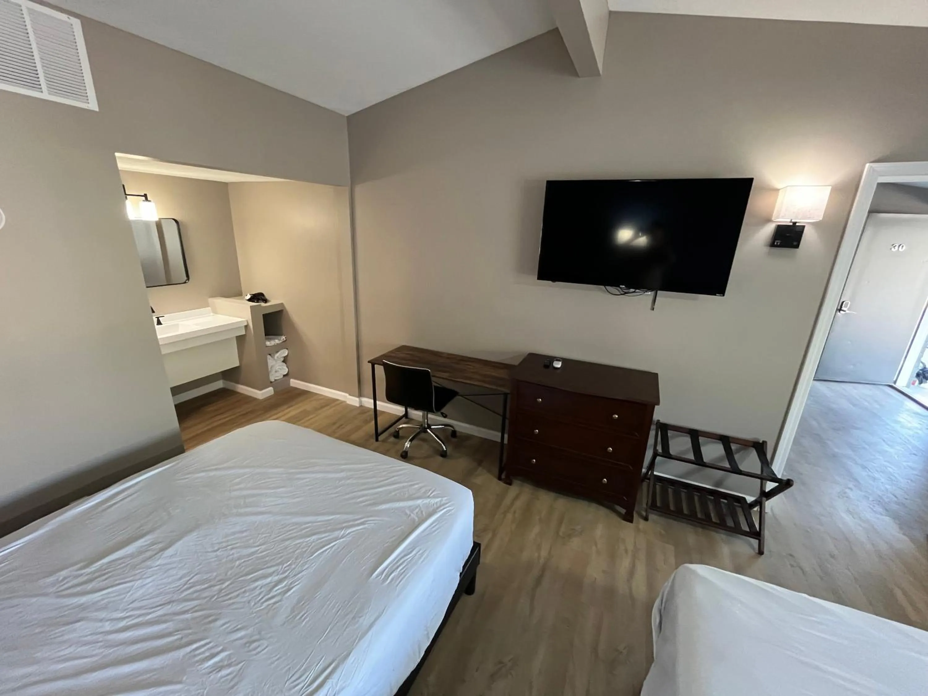Bedroom, Bed in Valley Inn and Suites