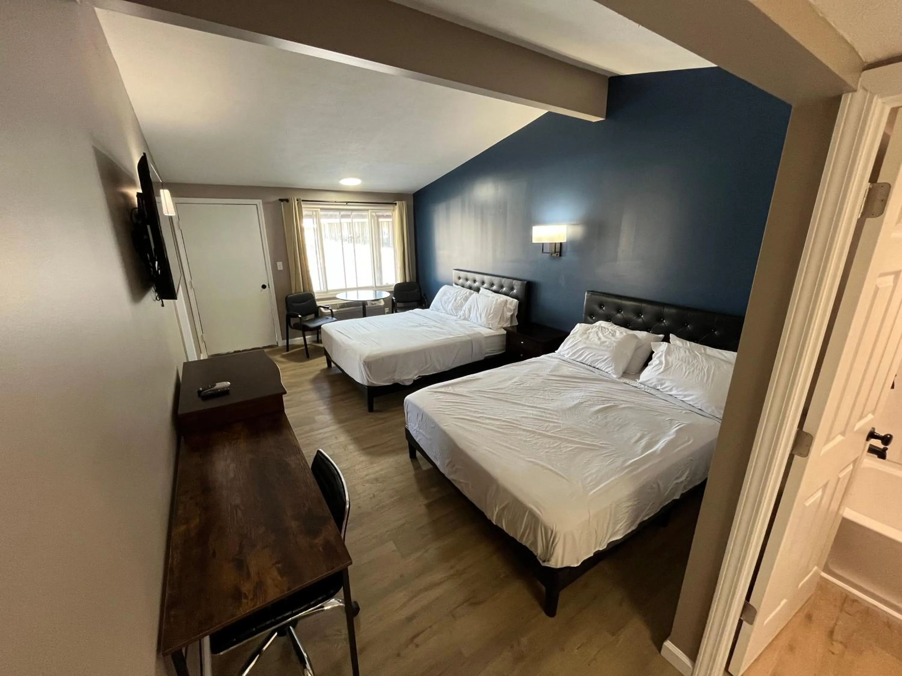 Bedroom, Bed in Valley Inn and Suites