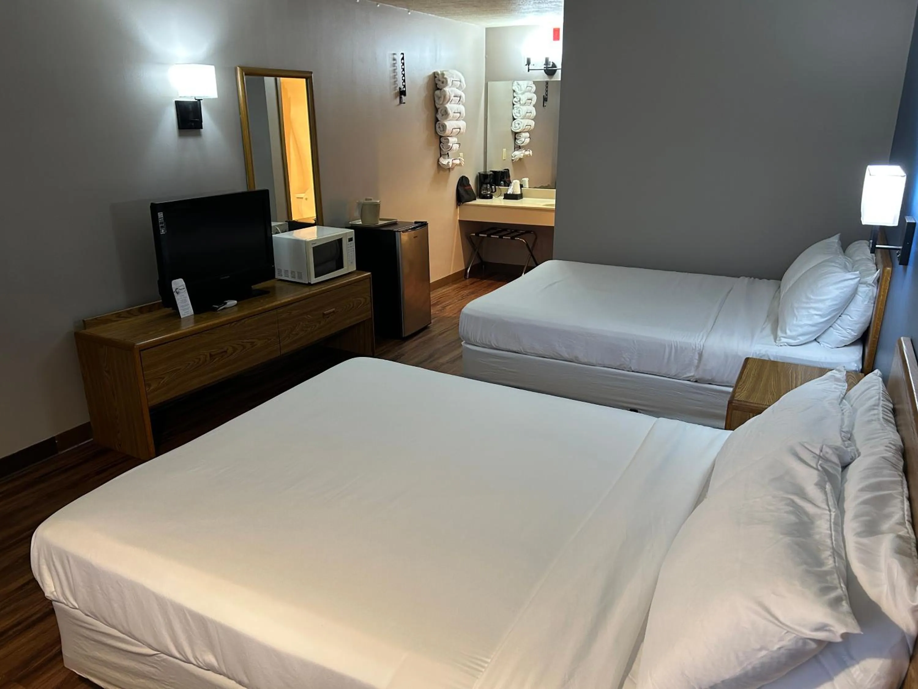 Bed in Valley Inn and Suites