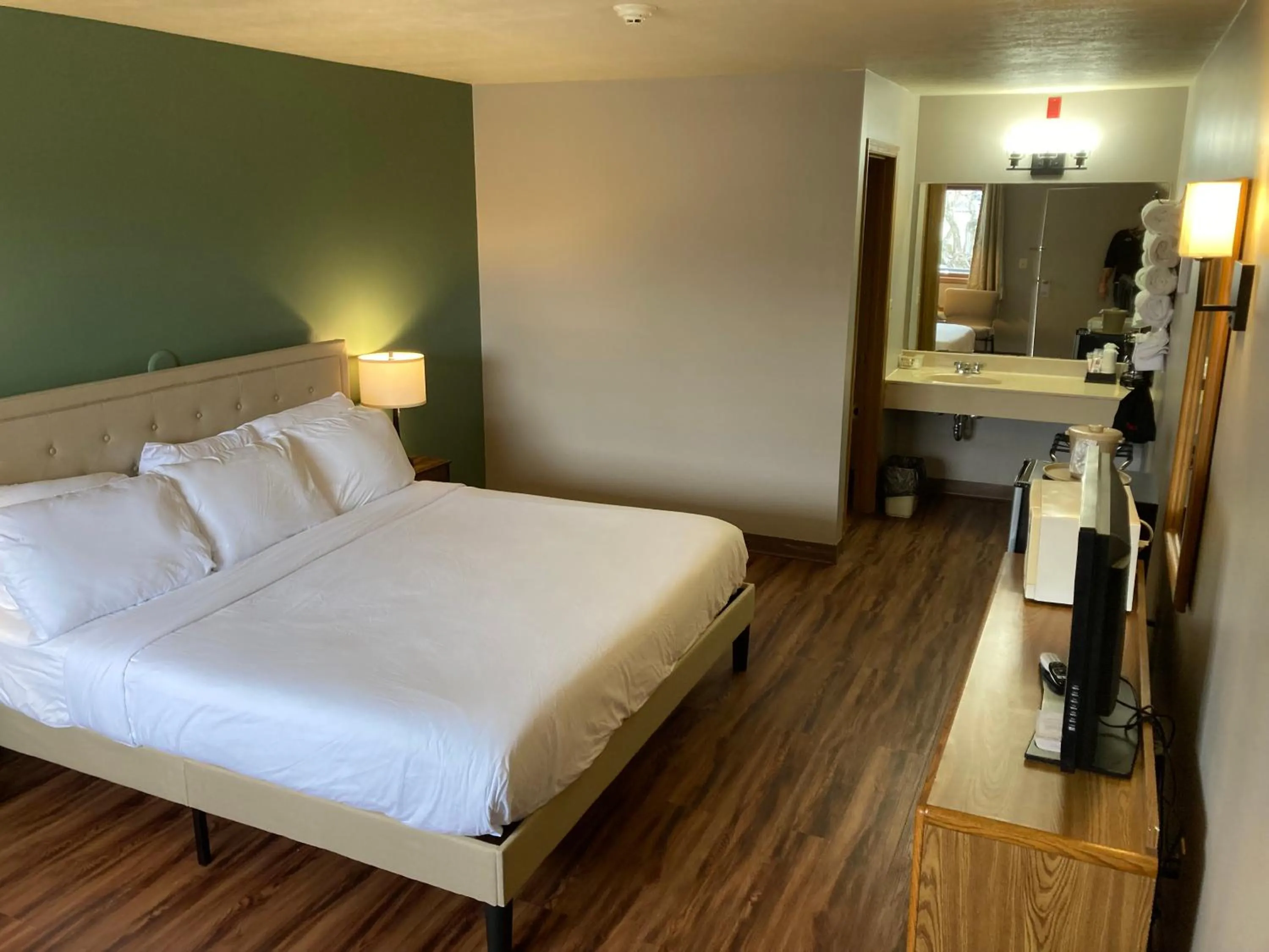 Bed in Valley Inn and Suites